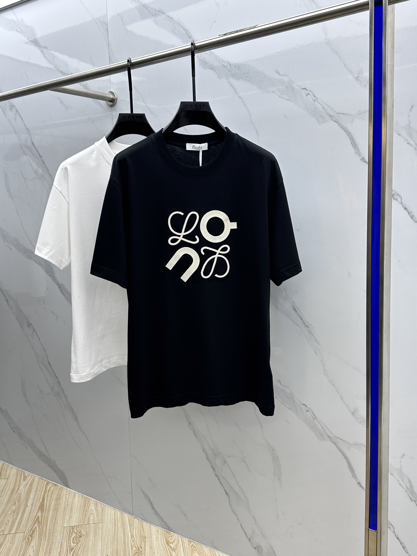 NO:140059,LOE*WE·Luoyi*wei 2025FW spring and summer new round neck base-outdoor T-shirt, three-dimensional logo conventional half-sleeved cotton base T-shirt, cotton, feel glutinous and skin-skinned, soft and tough. The process, toughness and wrinkle resistance have been greatly improved. The micro-contour tailoring is very well-placed, and the chest logo embroidery and decoration process is extremely recognizable. The three standards are complete, and the single-wear base must be necessary. Men and women's same size 8023 yards s-xxl,,loewe,loewe,tees,t-shirt,alexander wang19860909LOE*WE·罗意*威 2025FW春夏新品圆领打底外穿T恤,立体感logo常规半袖纯棉打底T恤,棉,手感面糯有骨感,柔而有韧性.工艺处理,韧性和抗皱性能得到大幅度提高.微廓形剪裁很到位,胸前logo刺绣装饰工艺,辨识度极高.三标齐全,单穿打底必备单品. 男女同款8023 码数s-xxl,,loewe,loewe,tees，t-shirt,alexander wang,Men's clothing