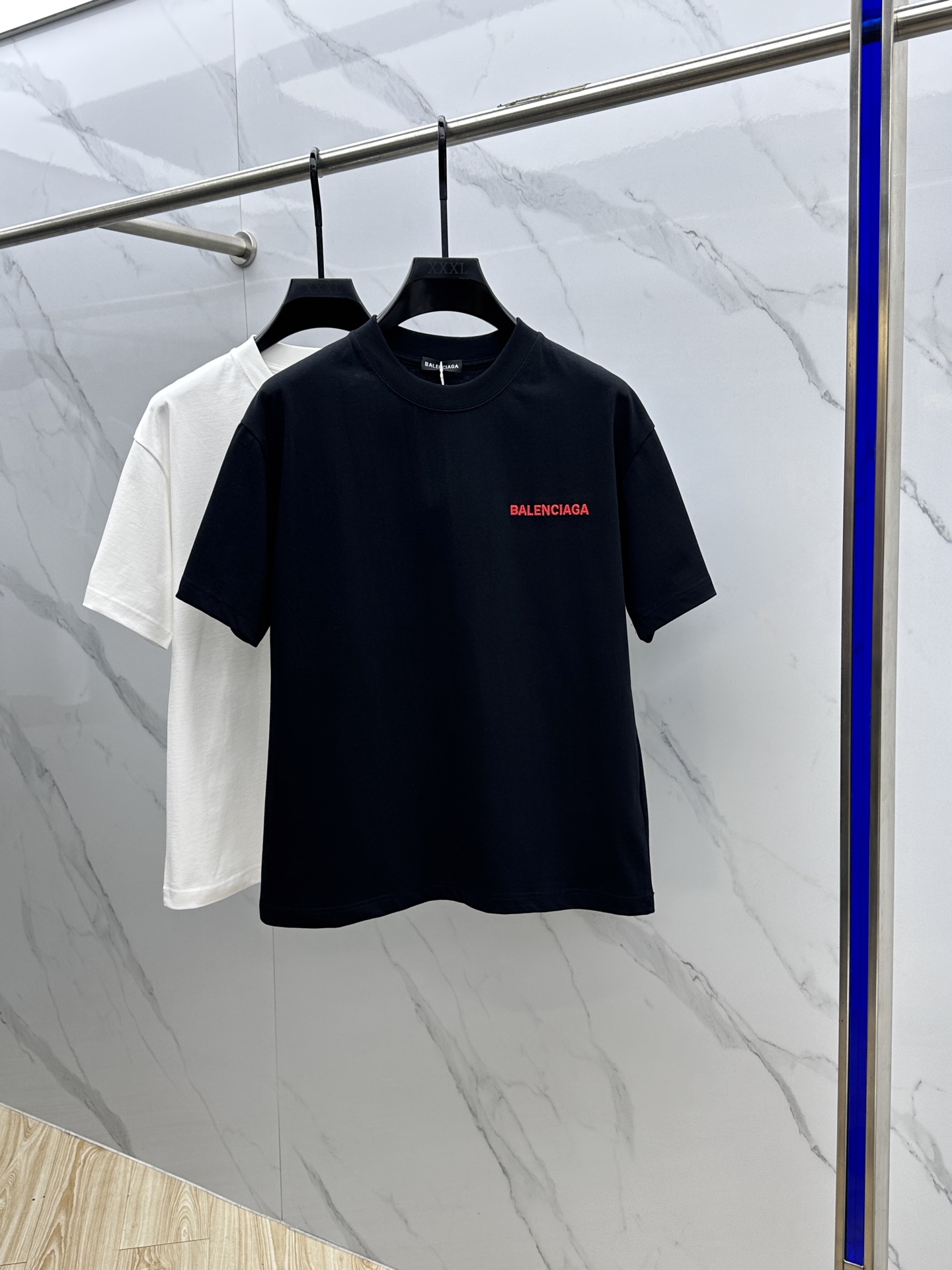 NO:149930,Balenciag*Paris·Shijia 2025FW spring and summer new round neck base-outdoor T-shirt, three-dimensional logo conventional half-sleeved cotton base T-shirt, cotton, feel glutinous and skin-skinned, soft and tough. Processing, toughness and wrinkle resistance have been greatly improved. The micro-contour tailoring is very well-placed, and the chest logo embroidery and decoration process is extremely recognizable. The three standards are complete, and the single-wear base must be necessary. Men and women's same size 8023 yards-xxl,,balenciaga,tees,t-shirt,alexander wang19860909Balenciag*巴黎·世家 2025FW春夏新品圆领打底外穿T恤,立体感logo常规半袖纯棉打底T恤,棉,手感面糯有骨感,柔而有韧性.工艺处理,韧性和抗皱性能得到大幅度提高.微廓形剪裁很到位,胸前logo刺绣装饰工艺,辨识度极高.三标齐全,单穿打底必备单品. 男女同款8023 码数s-xxl,,balenciaga,tees，t-shirt,alexander wang,Men's clothing