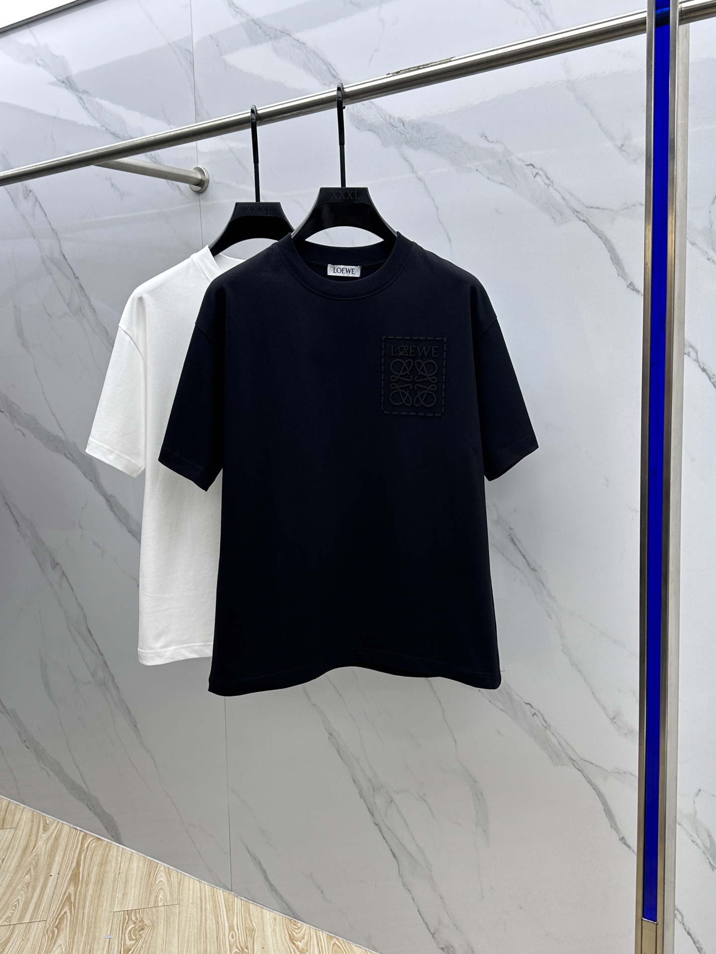 NO:149935,LOE*WE·Luoyi*wei 2025FW spring and summer new round neck base-outdoor T-shirt, three-dimensional logo conventional half-sleeved cotton base T-shirt, cotton, feel glutinous and skin-skinned, soft and tough. Processing, toughness and wrinkle resistance have been greatly improved. The micro-contour tailoring is very well-placed, and the chest logo pressing and decorative process is extremely high. Three standards are complete, and the single-wear base must be necessary. Men and women's same size 8023 yards s-xxl,,loewe,loewe,tees,t-shirt,alexander wang19860909LOE*WE·罗意*威 2025FW春夏新品圆领打底外穿T恤,立体感logo常规半袖纯棉打底T恤,棉,手感面糯有骨感,柔而有韧性.工艺处理,韧性和抗皱性能得到大幅度提高.微廓形剪裁很到位,胸前logo压胶装饰工艺,辨识度极高.三标齐全,单穿打底必备单品. 男女同款8023 码数s-xxl,,loewe,loewe,tees，t-shirt,alexander wang,Men's clothing