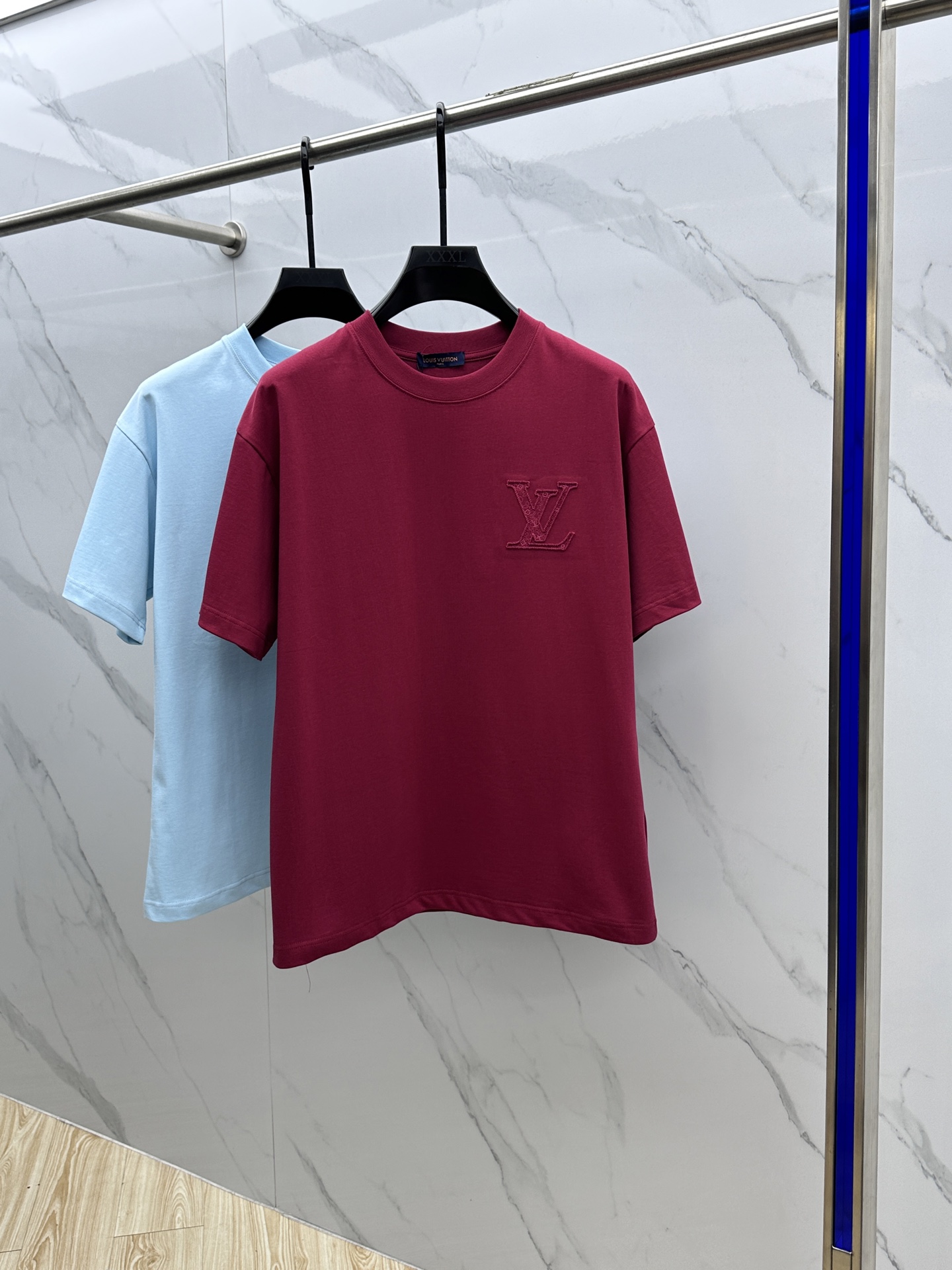 NO:140065,1V*Louis Via*Den 2025FW spring and summer new round neck base T-shirt, three-dimensional logo conventional half-sleeved cotton base T-shirt, cotton, feel glutinous and skin-skinned, soft and tough. The process, toughness and wrinkle resistance have been greatly improved. The micro-contour tailoring is very well-placed, and the chest logo embroidery and decoration process is extremely recognizable. The three standards are complete, and the single-wear base must be necessary. Men and women's same size 8023 yards s-xxl,,louis vuitton,tees, t-shirt, alexander wang198609091V*路易威*登 2025FW春夏新品圆领打底外穿T恤,立体感logo常规半袖纯棉打底T恤,棉,手感面糯有骨感,柔而有韧性.工艺处理,韧性和抗皱性能得到大幅度提高.微廓形剪裁很到位,胸前logo刺绣装饰工艺,辨识度极高.三标齐全,单穿打底必备单品. 男女同款8023 码数s-xxl,,louis vuitton,tees，t-shirt,alexander wang,Men's clothing