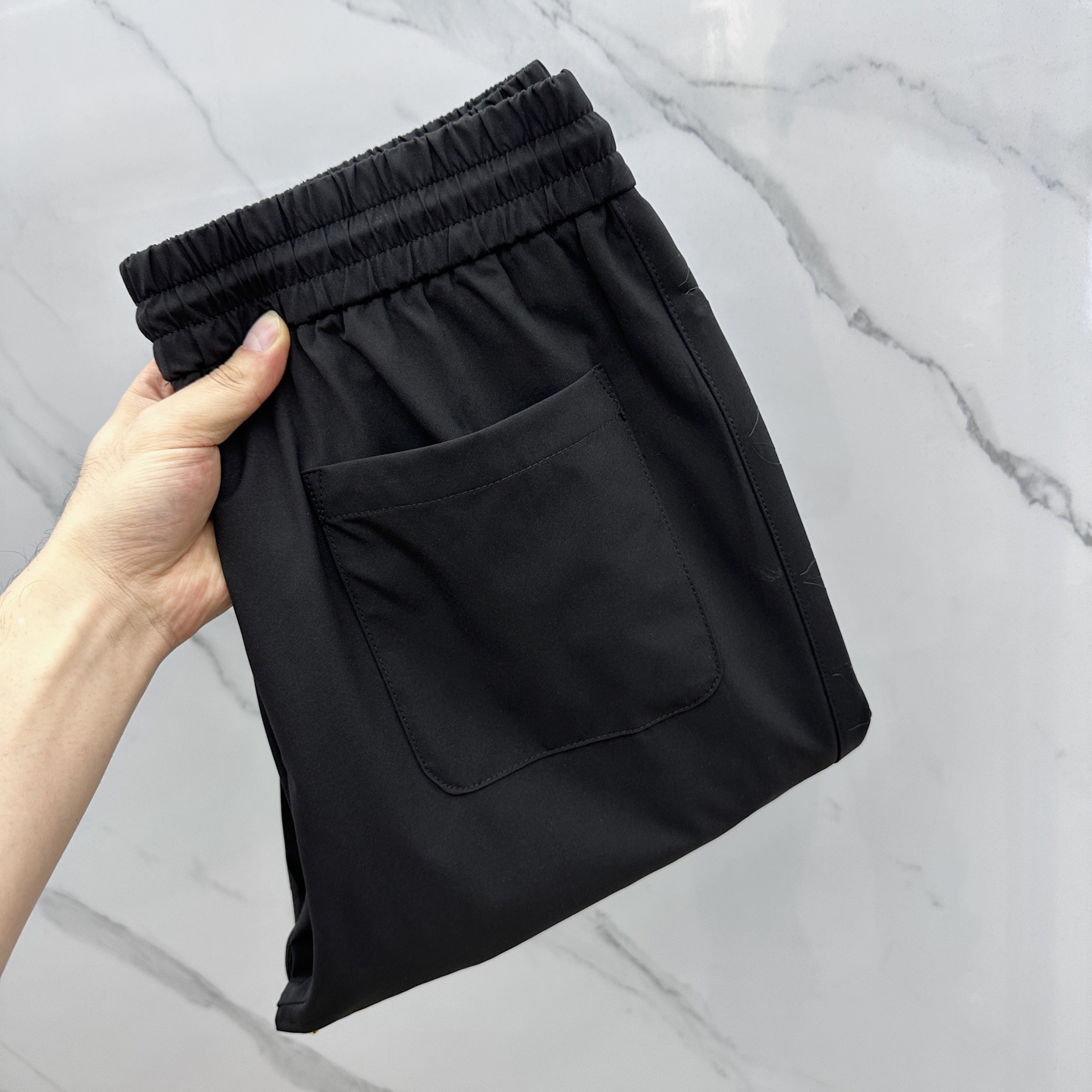 NO:140072,1V*Louis*Vuitton 2025 hot spring and summer new casual pants, released simultaneously on the official website, minimalist craft design of the trouser body, imported customer-supplied auxiliary materials, customized fabrics, flowering craftsmanship, and factory-produced without inspection!  Every detail is the ultimate, the original hardware accessories are trendy and stylish, and they are a must-have item for trendy people!  SE code number M-3XL, louis vuitton,alexander wang198609091V*路易*威登 2025爆款春夏新品休闲裤,官网同步发售,裤身极简工艺设计,进口客供辅料、面料定制,烧花工艺,代工厂出品免检！每个细节做到极致,原版五金配件,潮范十足、上身有型帅气,潮人必备单品！se码数M-3XL,,louis vuitton,alexander wang,Men's clothing