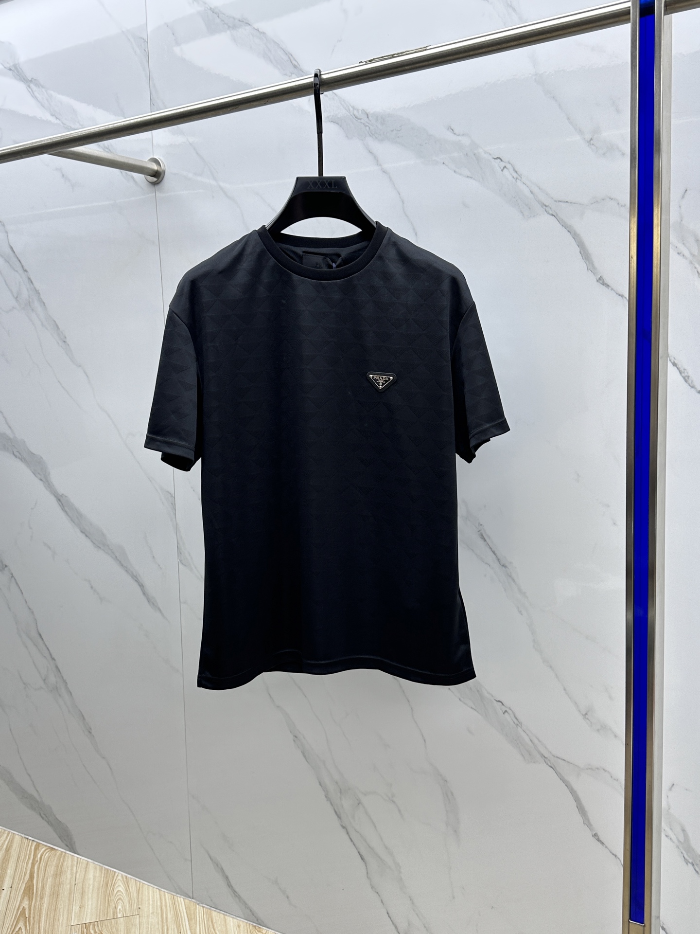 NO:140076,PRADA ·Prada 2025 spring and summer new first-time counter latest short-sleeved round-neck T-shirt, high-end customization, avant-garde and fashionable design!  Brand logo emphasizes craftsmanship design, high-end customized fabrics, soft feel, comfortable to wear, exquisite counter-level car lines, fine workmanship, and invincible and handsome upper body effect!  A must-have item for handsome men!  Hei original single production code number M-3XL, prada, prada, T-shirt, tees, t-shirt, alexander wang19860909PRADA·普拉达 2025春夏新款首发专柜最新款短袖圆领T恤 高端订制 设计前卫时尚！品牌logo重工艺设计 高端定制定织面料.手感柔软.穿着舒适.专柜级别精致车线.做工精细.上身效果无敌帅气！型男必备单品！ hei原单出品 码数M-3XL,,prada,prada,T-shirt,tees，t-shirt,alexander wang,Men's clothing