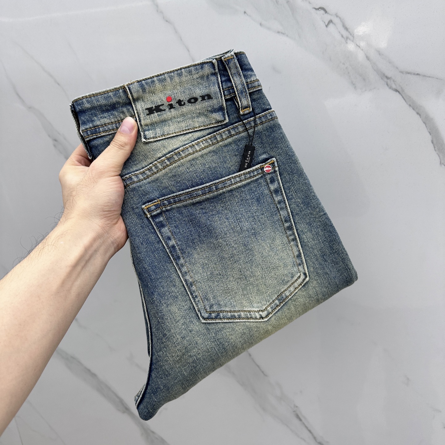 NO:140084,Kiton high-end customization, the latest jeans in early spring 2025 are released simultaneously on the counter. Original customization reproduction. Customer-supplied hardware and accessories. Original quality. Imported denim fabric. Heavy industry washing. Fine workmanship and excellent upper body!  Preferred single product Ase original single product Number of codes: 29-3835.37, jeans, alexander wang19860909Kiton 高端定制、2025早春最新款牛仔裤 柜台同步发售 原版定制复刻 客供五金辅料 原单品质 进口牛仔面料 重工洗水 做工走线精细 上身绝佳！优选单品 Ase原单出品 码数: 29-3835.37,,jeans,alexander wang,Men's clothing