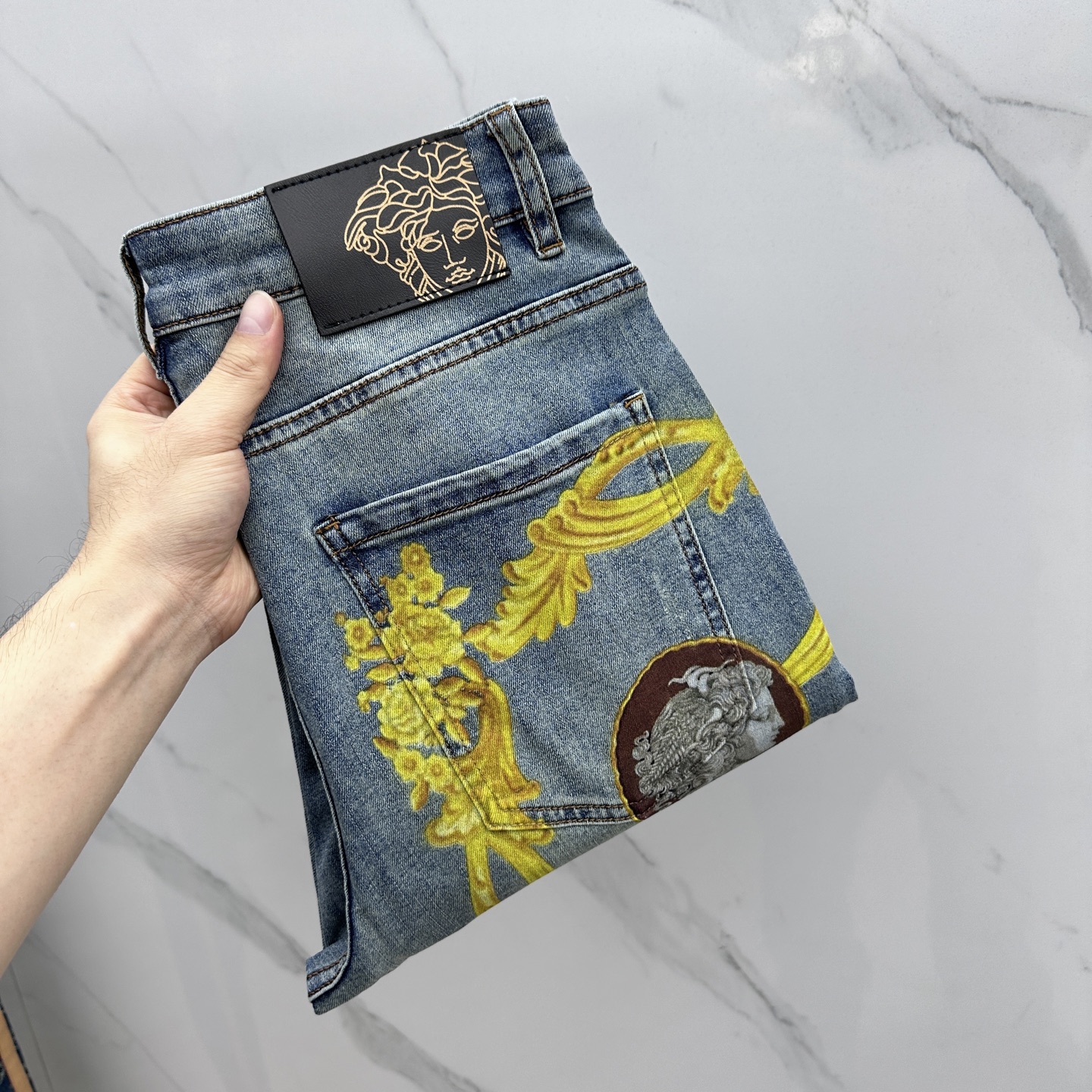 NO:140036,Nine-point VERSAC*E·Vanszhe High-end customization, the latest jeans in early spring 2025 are released simultaneously on the counter. Original custom reproduction. Customer-supplied hardware and accessories. Original quality. Imported denim fabric. Heavy industry washing water. Conley direct injection. Fine workmanship and excellent upper body!  Preferred single product (one size smaller) Aad original single product Number of codes: 29-36, versace, versace, jeans, alexander wang19860909九分VERSAC*E·范思*哲 高端定制、2025早春最新款牛仔裤 柜台同步发售 原版定制复刻 客供五金辅料 原单品质 进口牛仔面料 重工洗水 康利直喷 做工走线精细 上身绝佳！优选单品（偏小一码） Aad原单出品 码数: 29-36,,versace,versace,jeans,alexander wang,Men's clothing