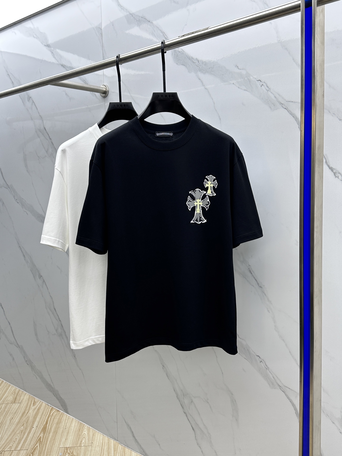 NO:161160,CH*Cro*xin 2025FW spring and summer new round neck bottoming T-shirt, three-dimensional logo, micro-contour half-sleeved cotton base, glutinous and skinny, soft and tough. Processing, toughness and wrinkle resistance have been greatly improved. The micro-contour tailoring is very well-equipped, and the three-dimensional printing process on the chest logo is extremely recognizable. A must-have item for single-wearing base. The same model for men and women, xh, chrome hearts, tees, t-shirt, alexander wang19860909CH*克罗*心 2025FW春夏新品圆领打底外穿T恤,立体感logo微廓形半袖纯棉打底,手感面糯有骨感,柔而有韧性.工艺处理,韧性和抗皱性能得到大幅度提高.微廓形剪裁很到位,胸前logo立体印花工艺,辨识度极高.单穿打底必备单品. 男女同款xh 码数M-XXXL,,chrome hearts,tees，t-shirt,alexander wang,Men's clothing