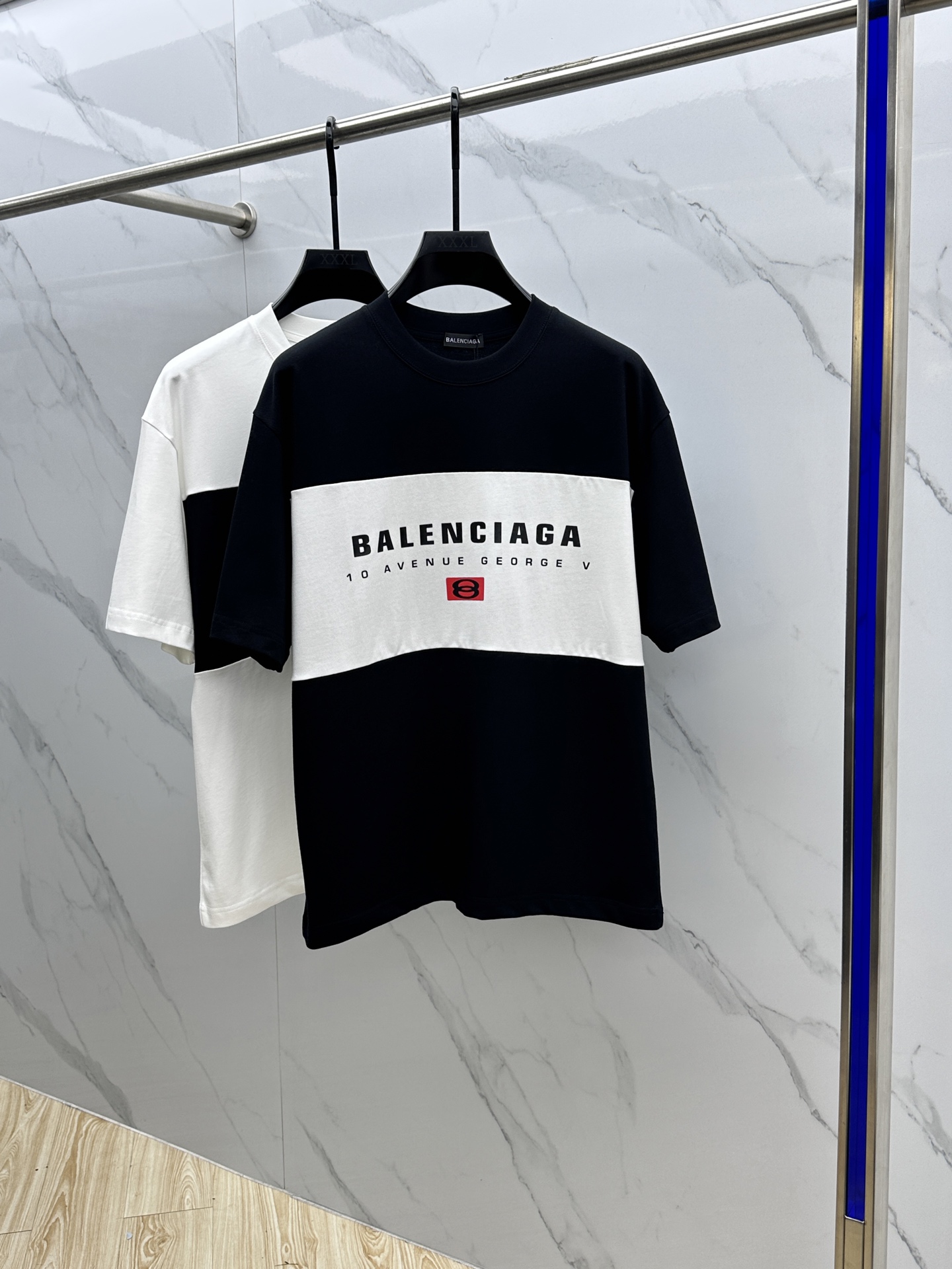 NO:479253,Balenciag*Paris 2025FW spring and summer new round neck bottoming T-shirt, three-dimensional logo, micro-contour half-sleeved cotton base, the feel is glutinous and skinny, soft and tough. The process, toughness and wrinkle resistance have been greatly improved. The micro-contour tailoring is very well-equipped, and the three-dimensional printing process on the chest logo is extremely recognizable. A must-have item for single-wearing base. The same model for men and women xh number M-XXXL,,balenciaga,tees, t-shirt,alexander wang19860909Balenciag*巴黎 2025FW春夏新品圆领打底外穿T恤,立体感logo微廓形半袖纯棉打底,手感面糯有骨感,柔而有韧性.工艺处理,韧性和抗皱性能得到大幅度提高.微廓形剪裁很到位,胸前logo立体印花工艺,辨识度极高.单穿打底必备单品. 男女同款xh 码数M-XXXL,,balenciaga,tees，t-shirt,alexander wang,Men's clothing