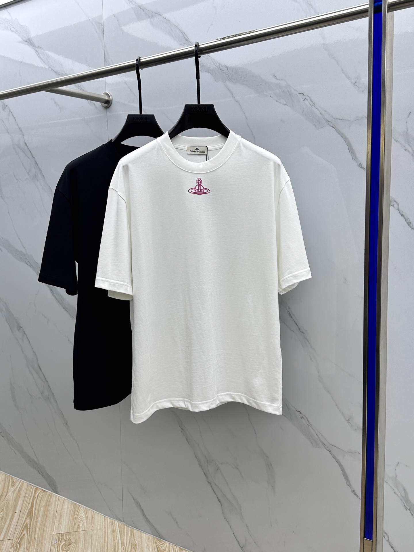 NO:461707,Vivienne* Queen Mother of the West 2025FW spring and summer new round neck bottoming and outer T-shirt, three-dimensional logo, micro-contour half-sleeved cotton base, the feel is glutinous and skinny, soft and tough. The process, toughness and wrinkle resistance have been greatly improved. The micro-contour tailoring is very well-equipped, and the three-dimensional printing process on the chest logo is extremely recognizable. A must-have item for single-wearing base. The same model for men and women, xh, code M-XXXL,,tees, t-shirt, alexander wang19860909Vivienne*西太后 2025FW春夏新品圆领打底外穿T恤,立体感logo微廓形半袖纯棉打底,手感面糯有骨感,柔而有韧性.工艺处理,韧性和抗皱性能得到大幅度提高.微廓形剪裁很到位,胸前logo立体印花工艺,辨识度极高.单穿打底必备单品. 男女同款xh 码数M-XXXL,,tees，t-shirt,alexander wang,Men's clothing