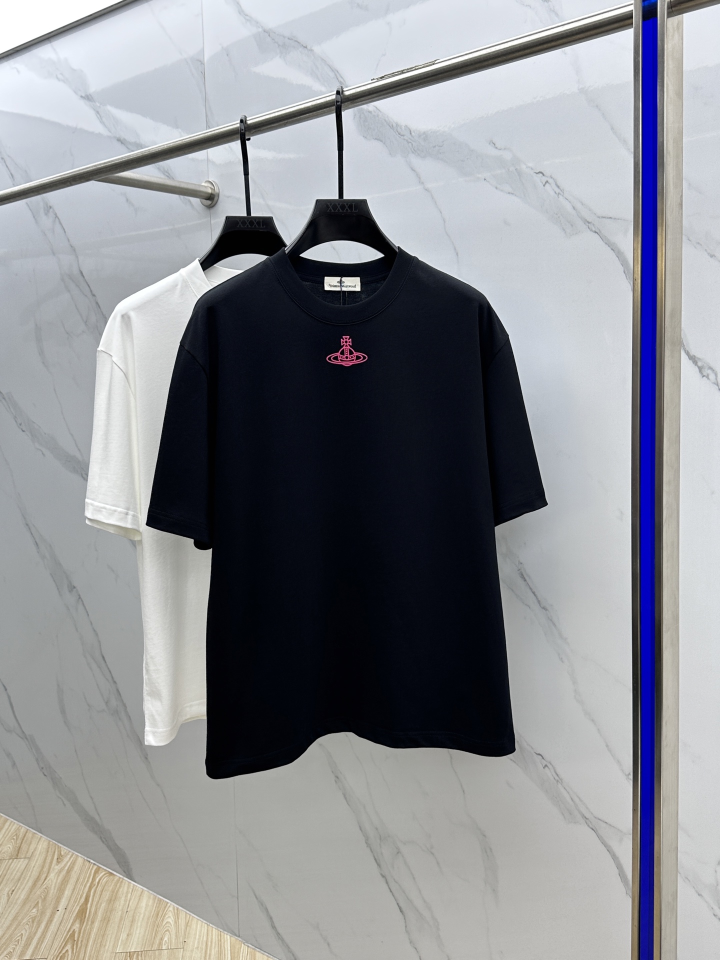 NO:149961,Vivienne* Queen Mother of the West 2025FW spring and summer new round neck bottoming and outer T-shirt, three-dimensional logo, micro-contour half-sleeved cotton base, the feel is glutinous and skinny, soft and tough. The process, toughness and wrinkle resistance have been greatly improved. The micro-contour tailoring is very well-equipped, and the three-dimensional printing process on the chest logo is extremely recognizable. A must-have item for single-wearing base. The same model for men and women, xh, code M-XXXL,,tees, t-shirt, alexander wang19860909Vivienne*西太后 2025FW春夏新品圆领打底外穿T恤,立体感logo微廓形半袖纯棉打底,手感面糯有骨感,柔而有韧性.工艺处理,韧性和抗皱性能得到大幅度提高.微廓形剪裁很到位,胸前logo立体印花工艺,辨识度极高.单穿打底必备单品. 男女同款xh 码数M-XXXL,,tees，t-shirt,alexander wang,Men's clothing