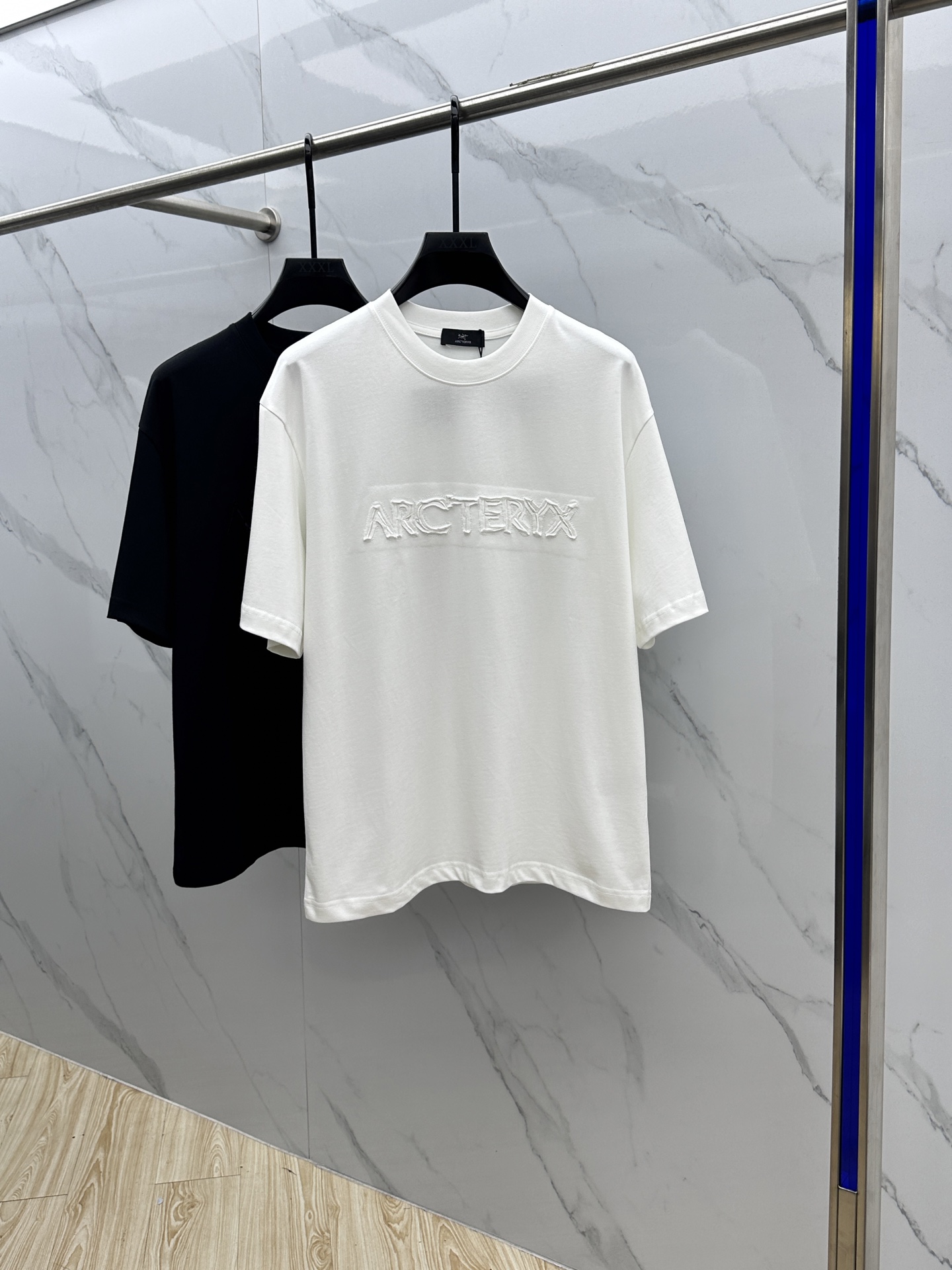 NO:461671,ARC* Original Bird 2025FW spring and summer new round neck base with T-shirt, three-dimensional logo micro-contour half-sleeved pure cotton base, the feel is glutinous and skinny, soft and tough. The process, toughness and wrinkle resistance have been greatly improved. The micro-contour tailoring is very well-equipped, and the chest logo patch embroidery process is extremely recognizable. A must-have item for single-wearing base. The same model for men and women xh number M-XXXL, tees, t-shirt, alexander wang19860909ARC*始祖·鸟 2025FW春夏新品圆领打底外穿T恤,立体感logo微廓形半袖纯棉打底,手感面糯有骨感,柔而有韧性.工艺处理,韧性和抗皱性能得到大幅度提高.微廓形剪裁很到位,胸前logo贴布刺绣工艺,辨识度极高.单穿打底必备单品. 男女同款xh 码数M-XXXL,,tees，t-shirt,alexander wang,Men's clothing