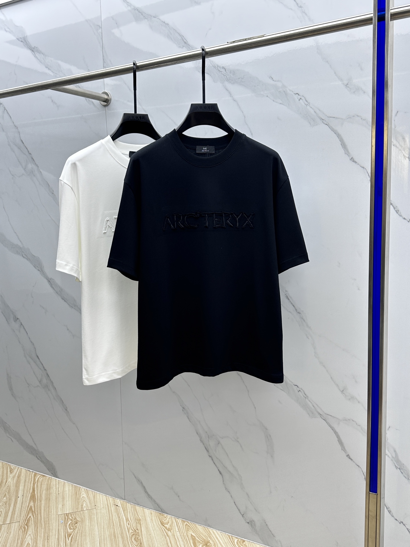 NO:140116,ARC* Original Bird 2025FW spring and summer new round neck base with T-shirt, three-dimensional logo micro-contour half-sleeved pure cotton base, the feel is glutinous and skinny, soft and tough. The process, toughness and wrinkle resistance have been greatly improved. The micro-contour tailoring is very well-equipped, and the chest logo patch embroidery process is extremely recognizable. A must-have item for single-wearing base. The same model for men and women xh number M-XXXL, tees, t-shirt, alexander wang19860909ARC*始祖·鸟 2025FW春夏新品圆领打底外穿T恤,立体感logo微廓形半袖纯棉打底,手感面糯有骨感,柔而有韧性.工艺处理,韧性和抗皱性能得到大幅度提高.微廓形剪裁很到位,胸前logo贴布刺绣工艺,辨识度极高.单穿打底必备单品. 男女同款xh 码数M-XXXL,,tees，t-shirt,alexander wang,Men's clothing