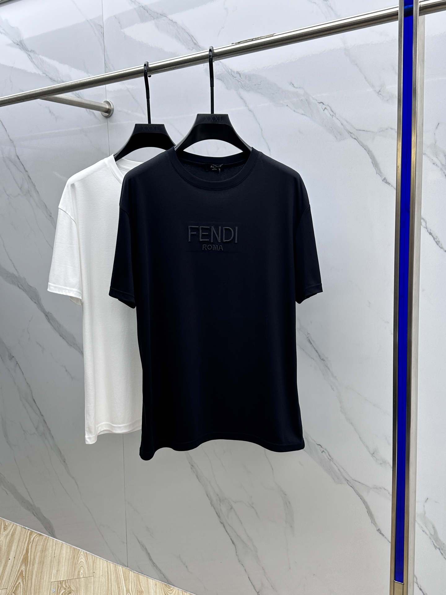 NO:140118,Fendi*Fendi 2025 spring and summer new first-time counter latest short-sleeved round-neck T-shirt, high-end customization, avant-garde and fashionable design!  Brand logo heavy craft design, high-end customized mercerated long cotton fabric, soft feel, comfortable to wear, exquisite counter-level car line, fine workmanship, invincible and handsome upper body effect!  A must-have item for handsome men!  Hei original single production code number S-XXL, fendi, T-shirt, tees, t-shirt, alexander wang19860909Fendi*芬·迪 2025春夏新款首发专柜最新款短袖圆领T恤 高端订制 设计前卫时尚！品牌logo重工艺设计 高端定制丝光长绒棉面料.手感柔软.穿着舒适.专柜级别精致车线.做工精细.上身效果无敌帅气！型男必备单品！ hei原单出品 码数S-XXL,,fendi,T-shirt,tees，t-shirt,alexander wang,Men's clothing