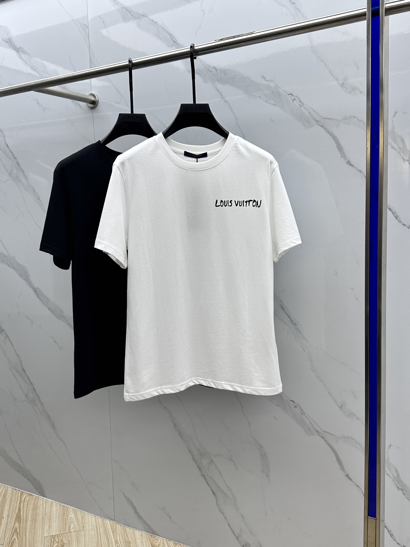 NO:140120,1V*Louis*Deng 2025FW spring and summer new round neck bottoming T-shirt, three-dimensional logo micro-contour half-sleeved pure cotton base, the feel is glutinous and skinny, soft and tough. The process, toughness and wrinkle resistance have been greatly improved. The micro-contour tailoring is very well-suited, the chest logo printing process is extremely recognizable. A must-have item for single-wearing base. The same model for men and women, the same size as S-XXL,,louis vuitton,tees, t-shirt, alexander wang198609091V*路易*登 2025FW春夏新品圆领打底外穿T恤,立体感logo微廓形半袖纯棉打底,手感面糯有骨感,柔而有韧性.工艺处理,韧性和抗皱性能得到大幅度提高.微廓形剪裁很到位,胸前logo印花工艺,辨识度极高.单穿打底必备单品. 男女同款hei 码数S-XXL,,louis vuitton,tees，t-shirt,alexander wang,Men's clothing