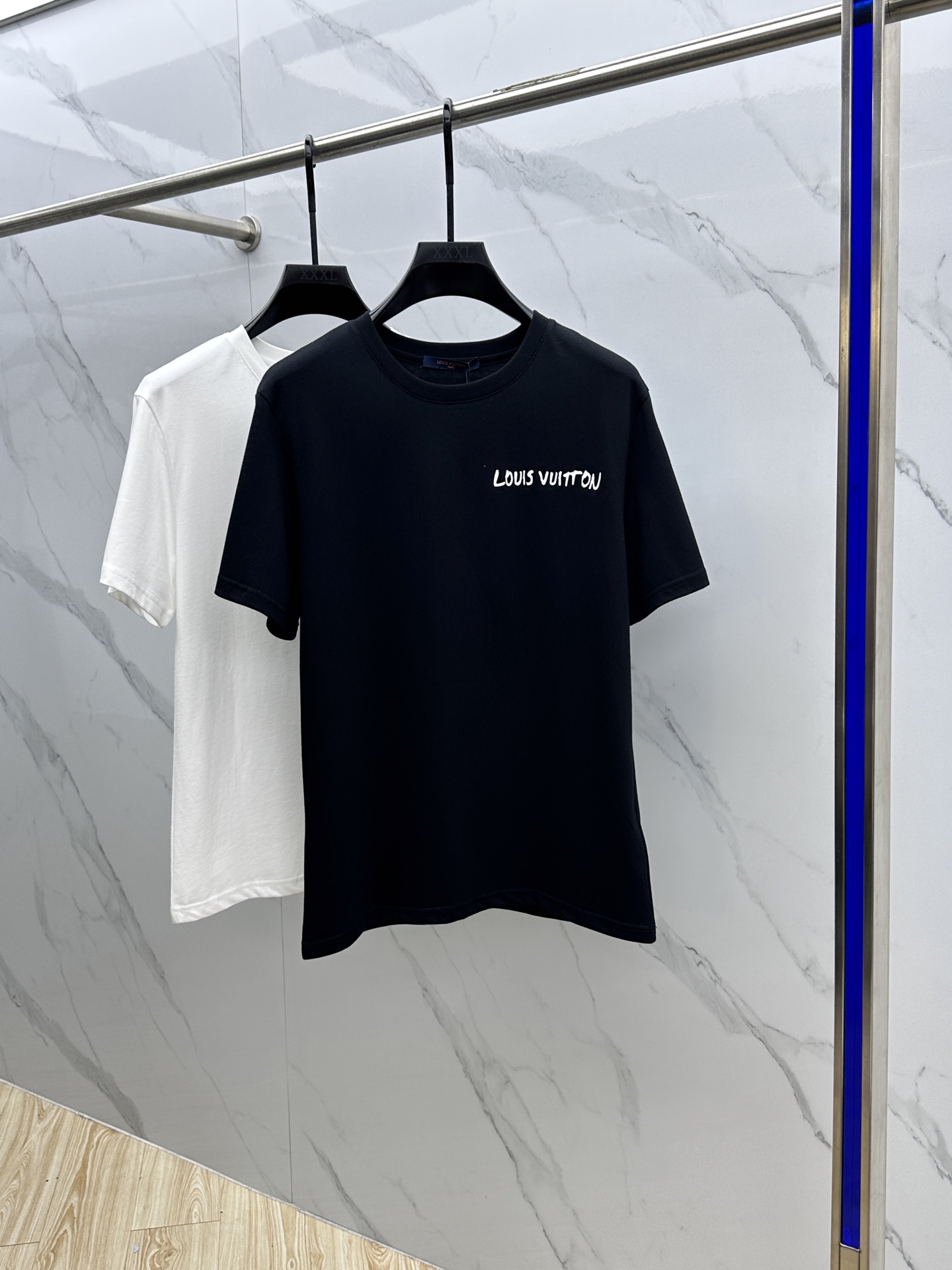 NO:141687,1V*Louis*Deng 2025FW spring and summer new round neck bottoming T-shirt, three-dimensional logo micro-contour half-sleeved pure cotton base, the feel is glutinous and skinny, soft and tough. The process, toughness and wrinkle resistance have been greatly improved. The micro-contour tailoring is very well-suited, the chest logo printing process is extremely recognizable. A must-have item for single-wearing base. The same model for men and women, the same size as S-XXL,,louis vuitton,tees, t-shirt, alexander wang198609091V*路易*登 2025FW春夏新品圆领打底外穿T恤,立体感logo微廓形半袖纯棉打底,手感面糯有骨感,柔而有韧性.工艺处理,韧性和抗皱性能得到大幅度提高.微廓形剪裁很到位,胸前logo印花工艺,辨识度极高.单穿打底必备单品. 男女同款hei 码数S-XXL,,louis vuitton,tees，t-shirt,alexander wang,Men's clothing