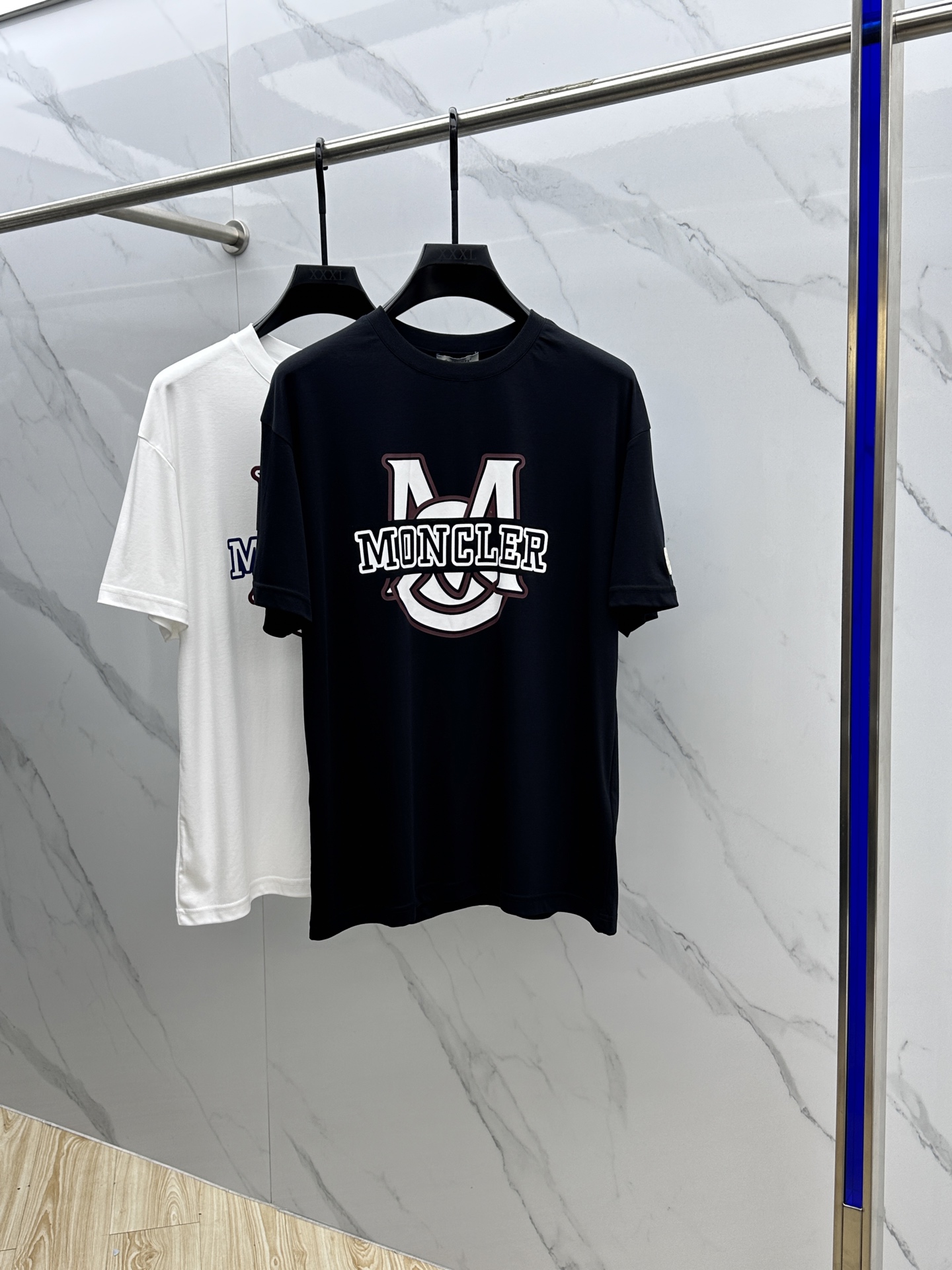 NO:141689,Mon* 2025 spring and summer new style first-time counter latest short-sleeved round-neck T-shirt, high-end customization, avant-garde and fashionable design!  Brand logo heavy craft design, high-end customized mercerated long cotton fabric, soft feel, comfortable to wear, exquisite counter-level car line, fine workmanship, invincible and handsome upper body effect!  A must-have item for handsome men!  Hei original single production code number M-3XL, Moncler, T-shirt,tees, t-shirt,alexander wang19860909Mon*蒙口 2025春夏新款首发专柜最新款短袖圆领T恤 高端订制 设计前卫时尚！品牌logo重工艺设计 高端定制丝光长绒棉面料.手感柔软.穿着舒适.专柜级别精致车线.做工精细.上身效果无敌帅气！型男必备单品！ hei原单出品 码数M-3XL,,Moncler,T-shirt,tees，t-shirt,alexander wang,Men's clothing