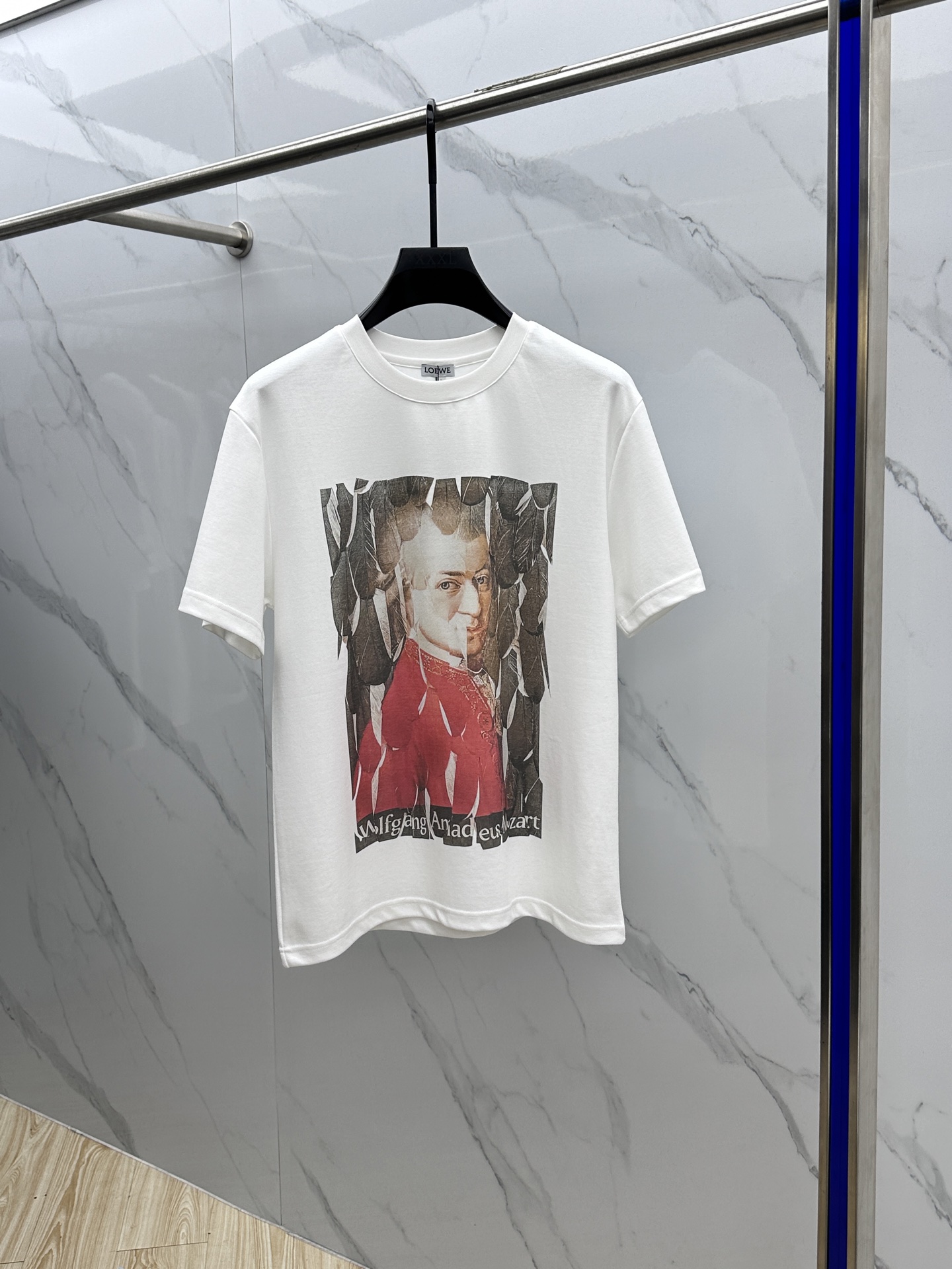 NO:141691,LOEW*E·Luoyi Wei 2025 spring and summer new first-time counter latest short-sleeved round-neck T-shirt, high-end customization, avant-garde and fashionable design!  Brand logo heavy craft design, high-end customized mercerated long cotton fabric, soft feel, comfortable to wear, exquisite counter-level car line, fine workmanship, invincible and handsome upper body effect!  A must-have item for handsome men!  Hei original single production code number M-3XL, loewe, loewe, T-shirt,tees, t-shirt,alexander wang19860909LOEW*E·罗意·威 2025春夏新款首发专柜最新款短袖圆领T恤 高端订制 设计前卫时尚！品牌logo重工艺设计 高端定制丝光长绒棉面料.手感柔软.穿着舒适.专柜级别精致车线.做工精细.上身效果无敌帅气！型男必备单品！ hei原单出品 码数M-3XL,,loewe,loewe,T-shirt,tees，t-shirt,alexander wang,Men's clothing