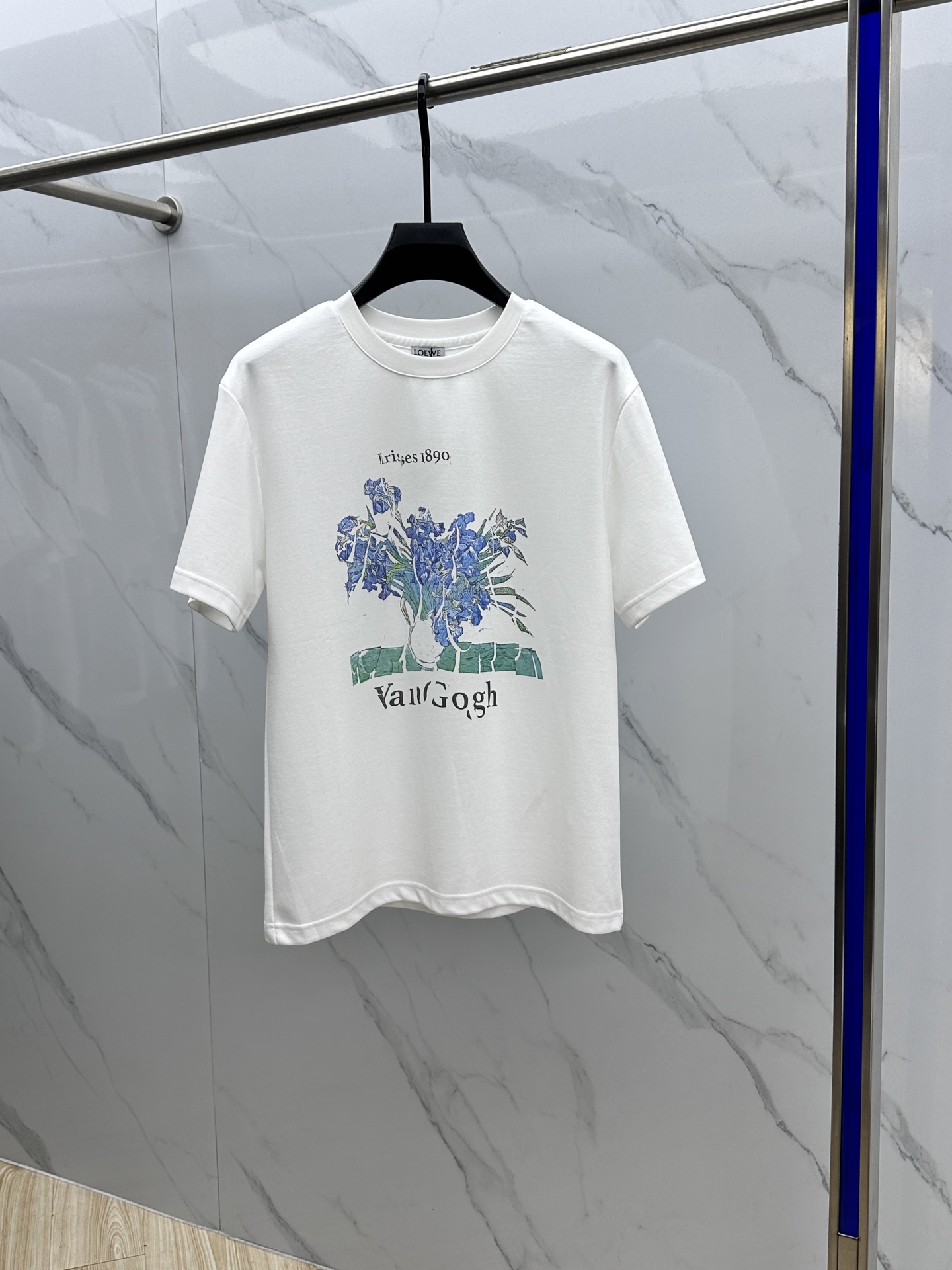 NO:141693,LOEW*E·Luoyi Wei 2025 spring and summer new first-time counter latest short-sleeved round-neck T-shirt, high-end customization, avant-garde and fashionable design!  Brand logo printing technology design High-end customized mercerated long velvet cotton fabric. It feels soft and comfortable to wear. The counter-level exquisite car line is fine. The workmanship is exquisite. The upper body effect is invincible and handsome!  A must-have item for handsome men!  Hei original single production code number M-3XL, loewe, loewe, T-shirt,tees, t-shirt,alexander wang19860909LOEW*E·罗意·威 2025春夏新款首发专柜最新款短袖圆领T恤 高端订制 设计前卫时尚！品牌logo印花工艺设计 高端定制丝光长绒棉面料.手感柔软.穿着舒适.专柜级别精致车线.做工精细.上身效果无敌帅气！型男必备单品！ hei原单出品 码数M-3XL,,loewe,loewe,T-shirt,tees，t-shirt,alexander wang,Men's clothing