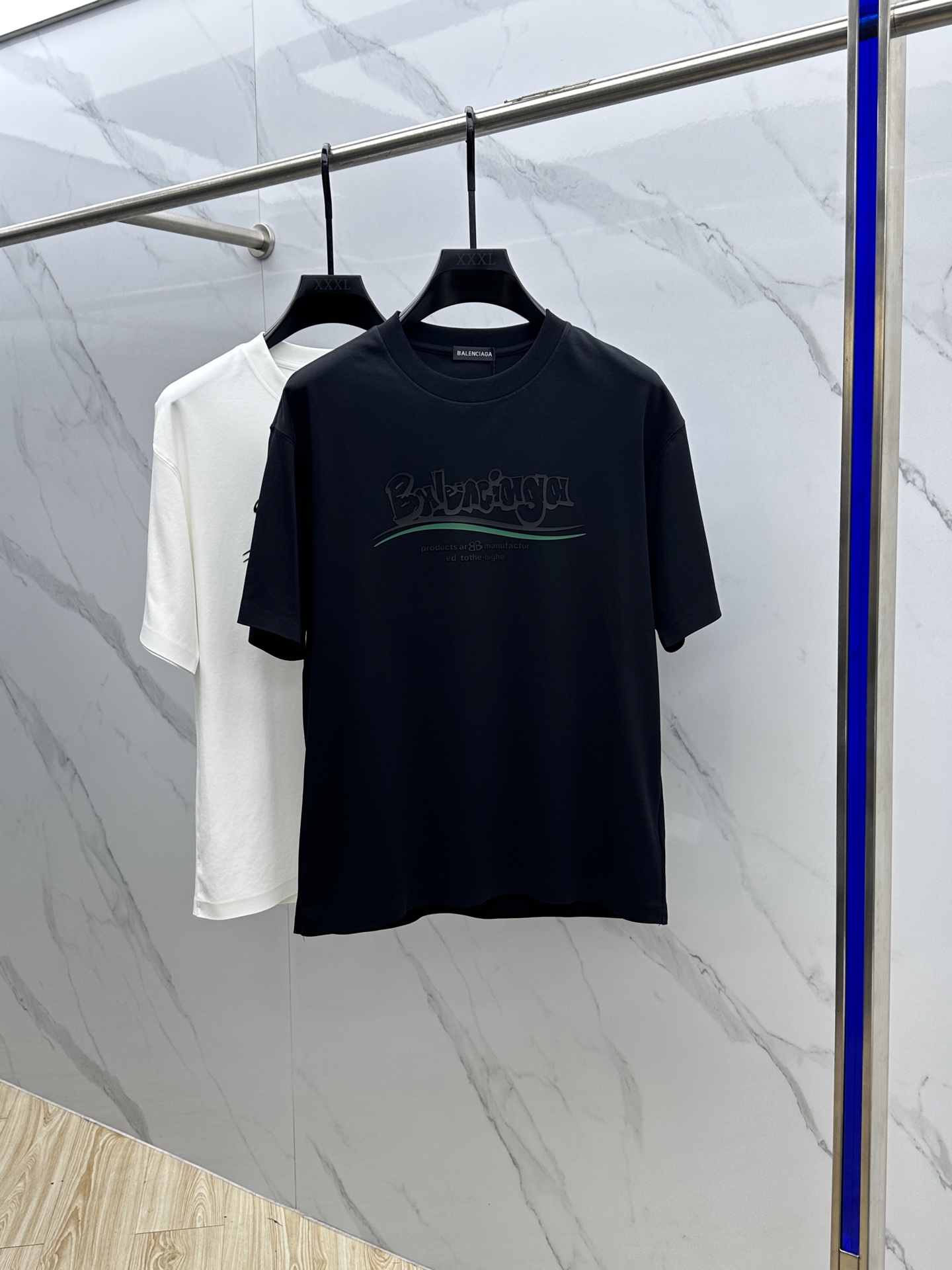 NO:141695,Balenciag*Paris 2025FW spring and summer new round neck base T-shirt, three-dimensional logo conventional half-sleeved cotton base T-shirt, soft and tough. Process processing, toughness and wrinkle resistance have been greatly improved. Cutting is in place, chest logo printing process, seamless process. Very high recognition. Three standards are complete, single-wear base must-have items. Men and women's same AN ​​AN number S-2XL,,balenciaga,tees, t-shirt,alexander wang19860909Balenciag*巴黎 2025FW春夏新品圆领打底外穿T恤,立体感logo常规半袖纯棉打底T恤,柔软而有韧性.工艺处理,韧性和抗皱性能得到大幅度提高.剪裁到位,胸前logo印花工艺,无缝一体工艺.辨识度极高.三标齐全,单穿打底必备单品. 男女同款AN 码数S-2XL,,balenciaga,tees，t-shirt,alexander wang,Men's clothing