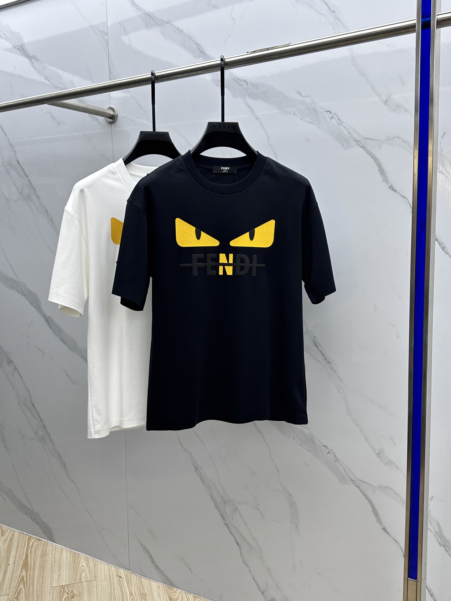 NO:141696,Fendi*Fendi 2025FW spring and summer new round neck base-fitting T-shirt, three-dimensional logo conventional half-sleeved cotton base T-shirt, soft and tough. Process processing, toughness and wrinkle resistance have been greatly improved. Cutting is in place, chest logo printing process, seamless process. Very high recognition. Complete three standards, a must-have for single-wear base. Men and women's same AN ​​AN number S-2XL,,fendi,tees, t-shirt,alexander wang19860909Fendi*芬·迪 2025FW春夏新品圆领打底外穿T恤,立体感logo常规半袖纯棉打底T恤,柔软而有韧性.工艺处理,韧性和抗皱性能得到大幅度提高.剪裁到位,胸前logo印花工艺,无缝一体工艺.辨识度极高.三标齐全,单穿打底必备单品. 男女同款AN 码数S-2XL,,fendi,tees，t-shirt,alexander wang,Men's clothing