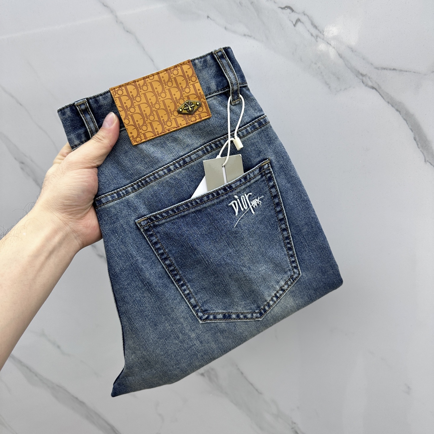 NO:145181,Dior·Dior High-end customization, the latest jeans in early spring 2025 are released simultaneously on the counter. Original customization reproduction. Customer-supplied hardware and accessories. Original quality. Straight wide-leg style. Imported denim fabric pure cotton. Heavy industry washing. Fine workmanship and excellent upper body!  Preferred single product AX original single product Number of codes: 30-4037.39,,dior,dior,jeans,alexander wang19860909Dior·迪奥 高端定制、2025早春最新款牛仔裤 柜台同步发售 原版定制复刻 客供五金辅料 原单品质 直筒阔腿版型 进口牛仔面料纯棉 重工洗水 做工走线精细 上身绝佳！优选单品 AX原单出品 码数: 30-4037.39,,dior,dior,jeans,alexander wang,Men's clothing