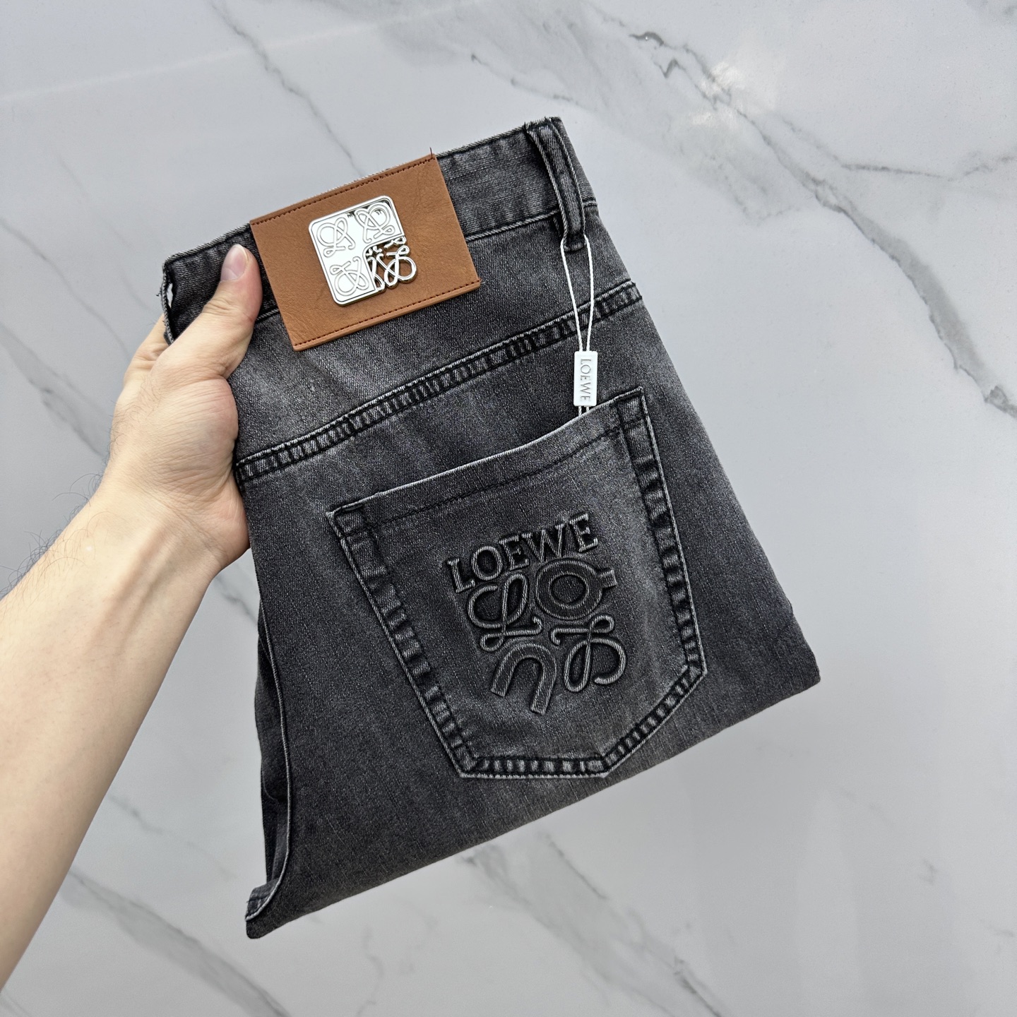 NO:140107,LOEW*E·Luo*Yiwei High-end customization, the latest jeans in early spring 2025 are released simultaneously on the counter. Original custom reproduction. Customer-supplied hardware and accessories. Original single quality. Straight wide-leg style. Imported denim fabric pure cotton. Heavy industry washing. Fine workmanship and excellent upper body!  Preferred single product AX original single product Number of codes: 30-4037.39, loewe, jeans, alexander wang19860909LOEW*E·罗*意威 高端定制、2025早春最新款牛仔裤 柜台同步发售 原版定制复刻 客供五金辅料 原单品质 直筒阔腿版型 进口牛仔面料纯棉 重工洗水 做工走线精细 上身绝佳！优选单品 AX原单出品 码数: 30-4037.39,,loewe,jeans,alexander wang,Men's clothing