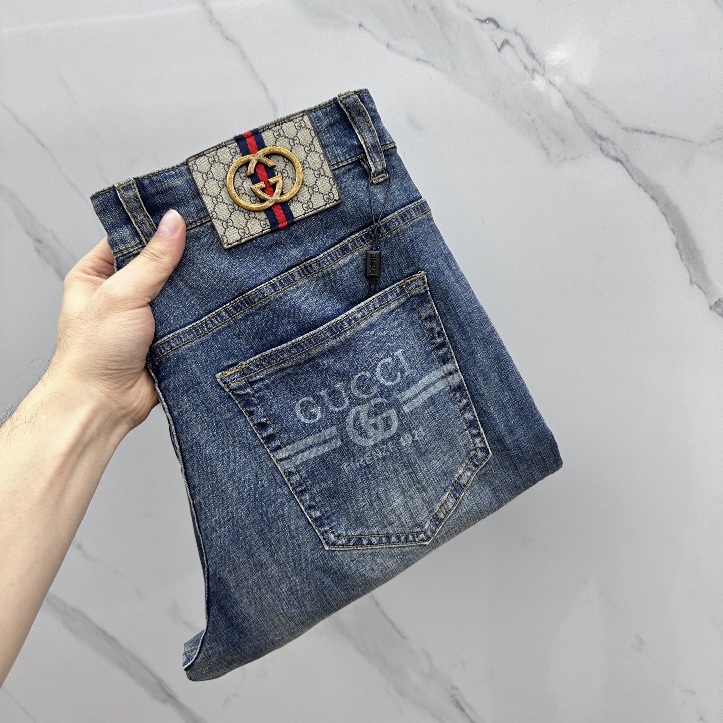 NO:145187,Guc*Gu Chi, high-end customization, the latest jeans in early spring 2025, are available at the counter, original custom reproduction, customer-supplied hardware and accessories, original single quality, straight wide-leg style, imported denim fabric pure cotton, heavy industry washing, fine workmanship and excellent upper body!  Preferred single product AX original single product Number of codes: 30-4037.39, gucci, jeans, alexander wang19860909Guc*古·驰 高端定制、2025早春最新款牛仔裤 柜台同步发售 原版定制复刻 客供五金辅料 原单品质 直筒阔腿版型 进口牛仔面料纯棉 重工洗水 做工走线精细 上身绝佳！优选单品 AX原单出品 码数: 30-4037.39,,gucci,jeans,alexander wang,Men's clothing