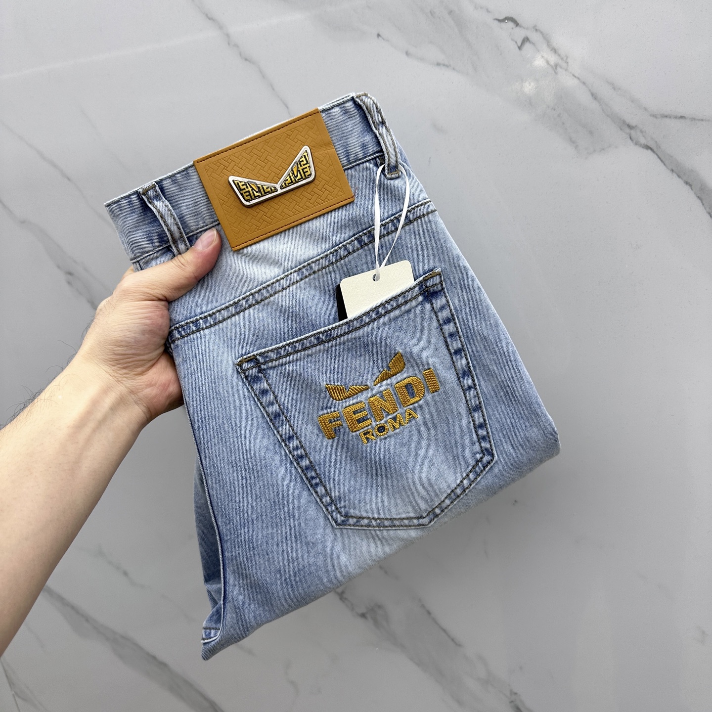 NO:140110,Fendi*Fendi High-end customization, the latest jeans in early spring 2025 are released simultaneously on the counter. Original customization reproduction. Customer-supplied hardware and accessories. Original quality. Straight wide-leg style. Imported denim fabric pure cotton. Heavy industry washing. Fine workmanship and excellent upper body!  Preferred single product AX original single product Number of codes: 30-4037.39,,fendi,jeans,alexander wang19860909Fendi*芬·迪 高端定制、2025早春最新款牛仔裤 柜台同步发售 原版定制复刻 客供五金辅料 原单品质 直筒阔腿版型 进口牛仔面料纯棉 重工洗水 做工走线精细 上身绝佳！优选单品 AX原单出品 码数: 30-4037.39,,fendi,jeans,alexander wang,Men's clothing