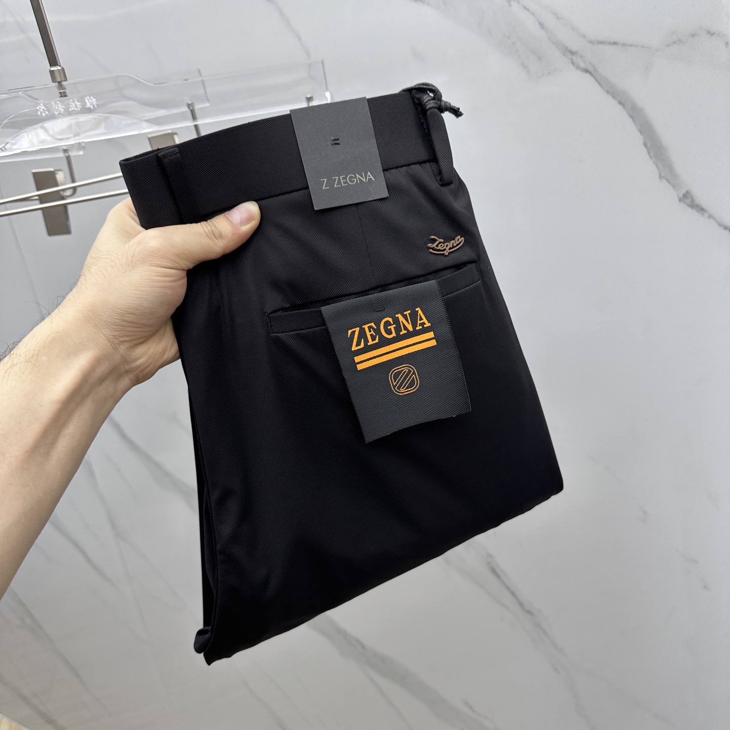 NO:140098,ZEG*NA·Jenia 2025 spring and summer new casual trousers, simultaneously released on the official website, trouser body craft design, imported customer-supplied auxiliary materials, fabric customization, and OEM products are free of inspection!  Every detail is the ultimate, the original hardware accessories are trendy and stylish, and they are a must-have item for trendy people!  Original production of Ax!  Number of codes 29-40 has 35 no 37. 39, zegna,alexander wang19860909ZEG*NA·杰尼亚 2025春夏新品休闲裤西裤,官网同步发售,裤身工艺设计,进口客供辅料、面料定制,代工厂出品免检！每个细节做到极致,原版五金配件,潮范十足、上身有型帅气,潮人必备单品！ Ax原单出品！ 码数29-40有35无37. 39,,zegna,alexander wang,Men's clothing