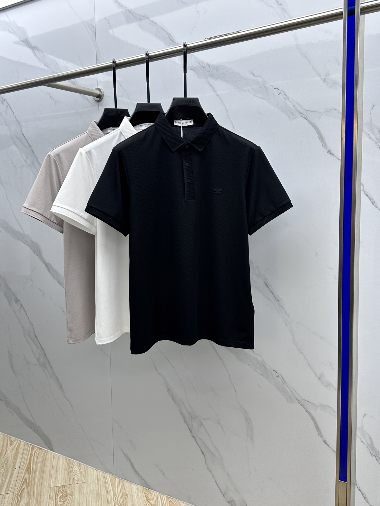 NO:140102,BV Baodie* Home 2025 Spring and Summer New Men's Lapel Polo Shirt Short-sleeved T-shirt is available at the counter simultaneously. Simple, fashionable and versatile. High-end quality. Concave and convex logo design on the chest. Cuffs are knitted with perfect edges. Customized imported double-strand mercerized bead floor cotton fabric. Comfortable and breathable. High grade and texture. Fashion and casual!  Se original single production code number s~xxl, bottega veneta, T-shirt,tees, t-shirt,alexander wang19860909BV葆蝶*家 2025春夏新款男士翻领Polo衫短袖T恤 柜台同步发售 简洁时尚百搭 高端品质 胸前凹凸logo设计 袖口特定螺纹针织完美收边,定制进口双股丝光珠地棉面料 穿着舒适 透气 档次高很有质感 时尚又休闲！ Se原单出品 码数s~xxl,,bottega veneta,T-shirt,tees，t-shirt,alexander wang,Men's clothing