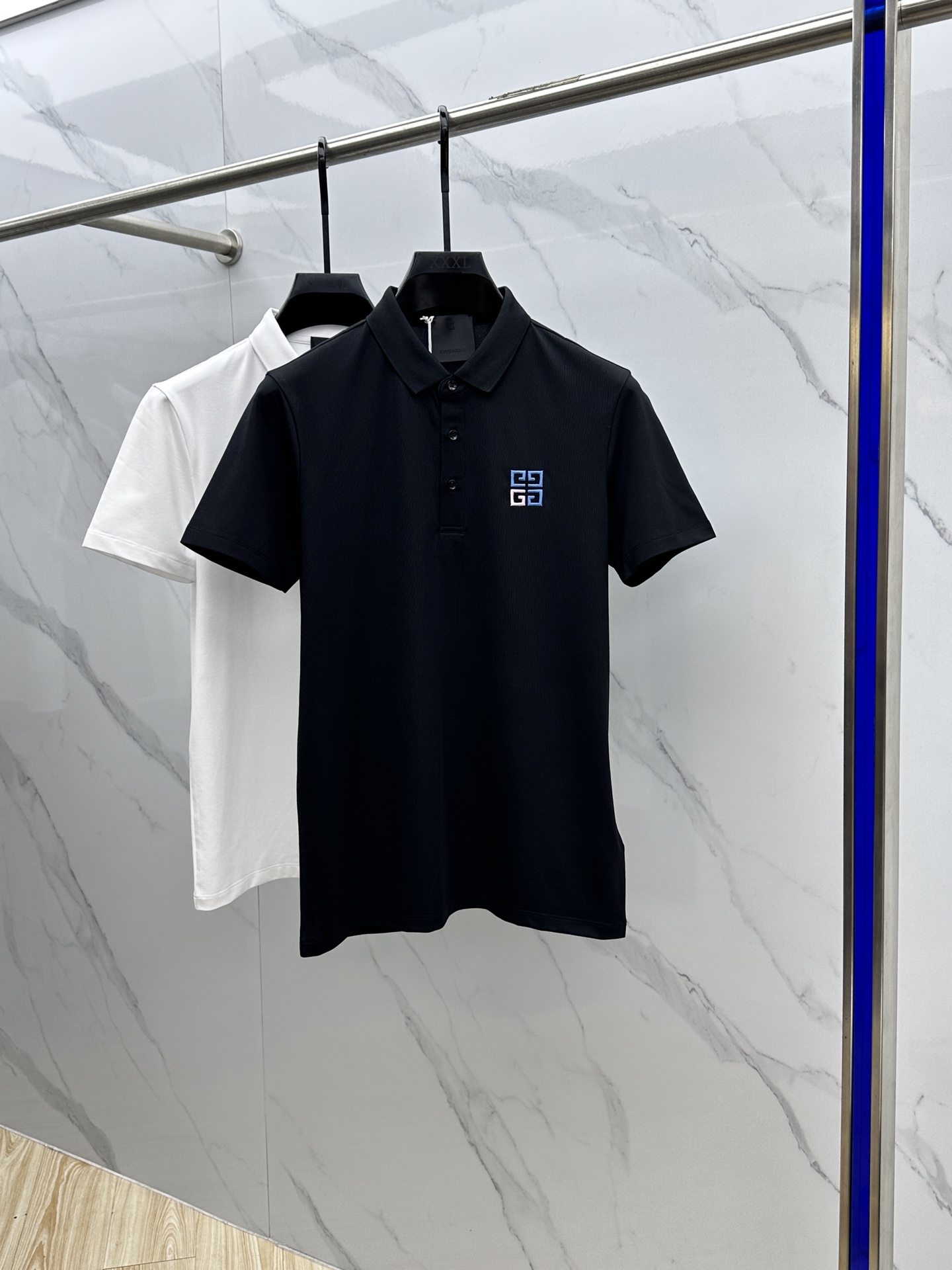 NO:140106,GVC* Givenchy 2025 spring and summer new men's lapel Polo shirt short-sleeved T-shirt is released simultaneously on the counter. Simple, fashionable and versatile. High-end quality. Logo embroidery design on the chest brand. Cuff specific thread knitted perfect edge-closing. Custom imported double-strand mercerized bead floor cotton fabric. Comfortable to wear, breathable, high grade and very textured, fashionable and casual!  Se original single production code number s~xxl, given t-shirt,tees,t-shirt,alexander wang19860909GVC*纪梵希 2025春夏新款男士翻领Polo衫短袖T恤 柜台·同步发售 简洁时尚百搭 高端品质 胸前品牌logo刺绣设计 袖口特定螺纹针织完美收边,定制进口双股丝光珠地棉面料 穿着舒适 透气 档次高很有质感 时尚又休闲！ Se原单出品 码数s~xxl,,givenchy,T-shirt,tees，t-shirt,alexander wang,Men's clothing