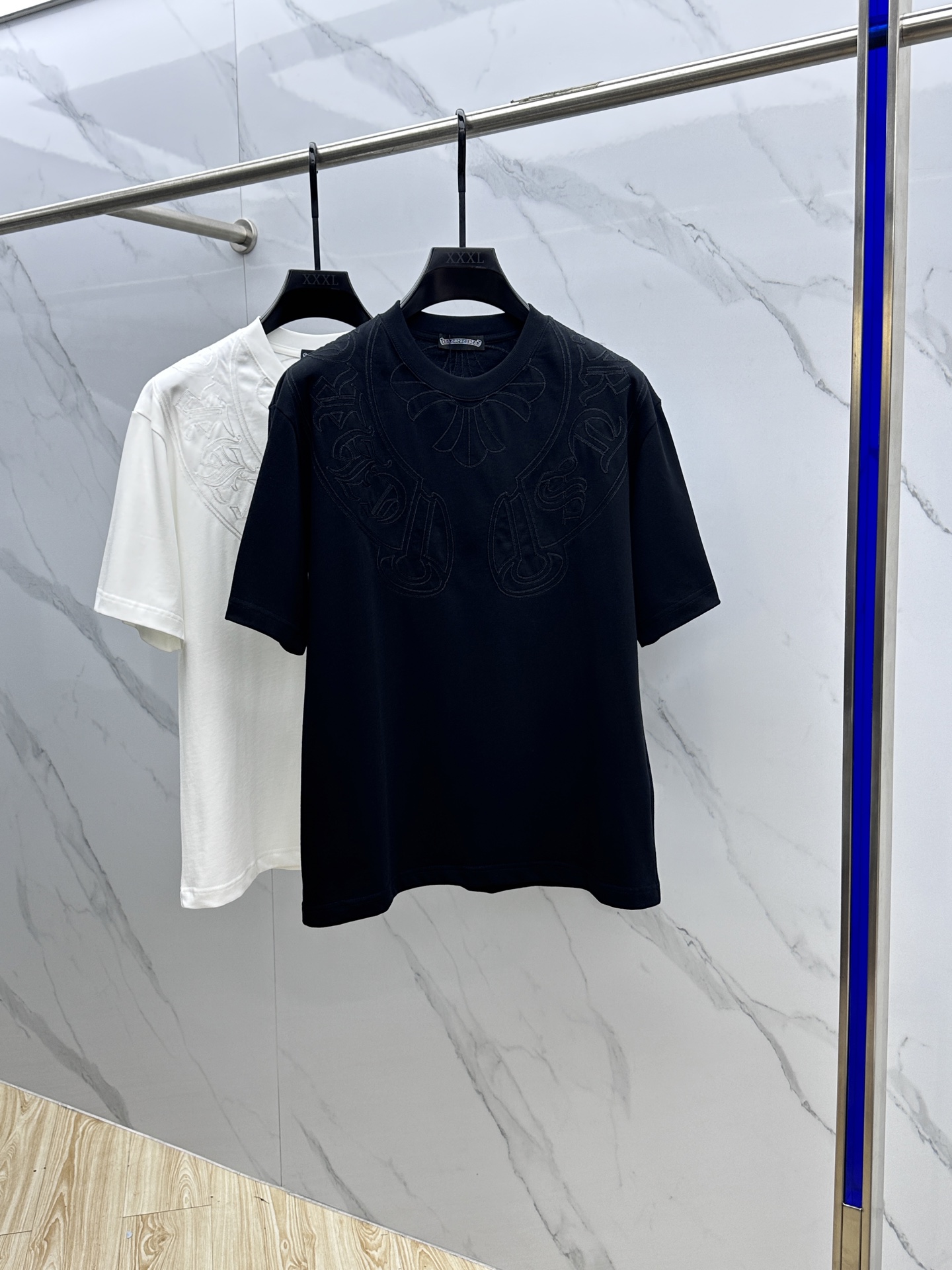 NO:141699,1V*Louis*Deng 2025FW spring and summer new round neck base with T-shirt, three-dimensional logo, micro-contour half-sleeved cotton base, soft and tough. Processing, toughness and wrinkle resistance have been greatly improved. The micro-contour tailoring is very well-equipped, embroidery technology, and has a high recognition. A must-have item for single-wearing base. The same model for men and women, xh number M-XXXL,,louis vuitton,tees, t-shirt, alexander wang198609091V*路易*登 2025FW春夏新品圆领打底外穿T恤,立体感logo微廓形半袖纯棉打底,手感面糯有骨感,柔而有韧性.工艺处理,韧性和抗皱性能得到大幅度提高.微廓形剪裁很到位,刺绣工艺,辨识度极高.单穿打底必备单品. 男女同款xh 码数M-XXXL,,louis vuitton,tees，t-shirt,alexander wang,Men's clothing