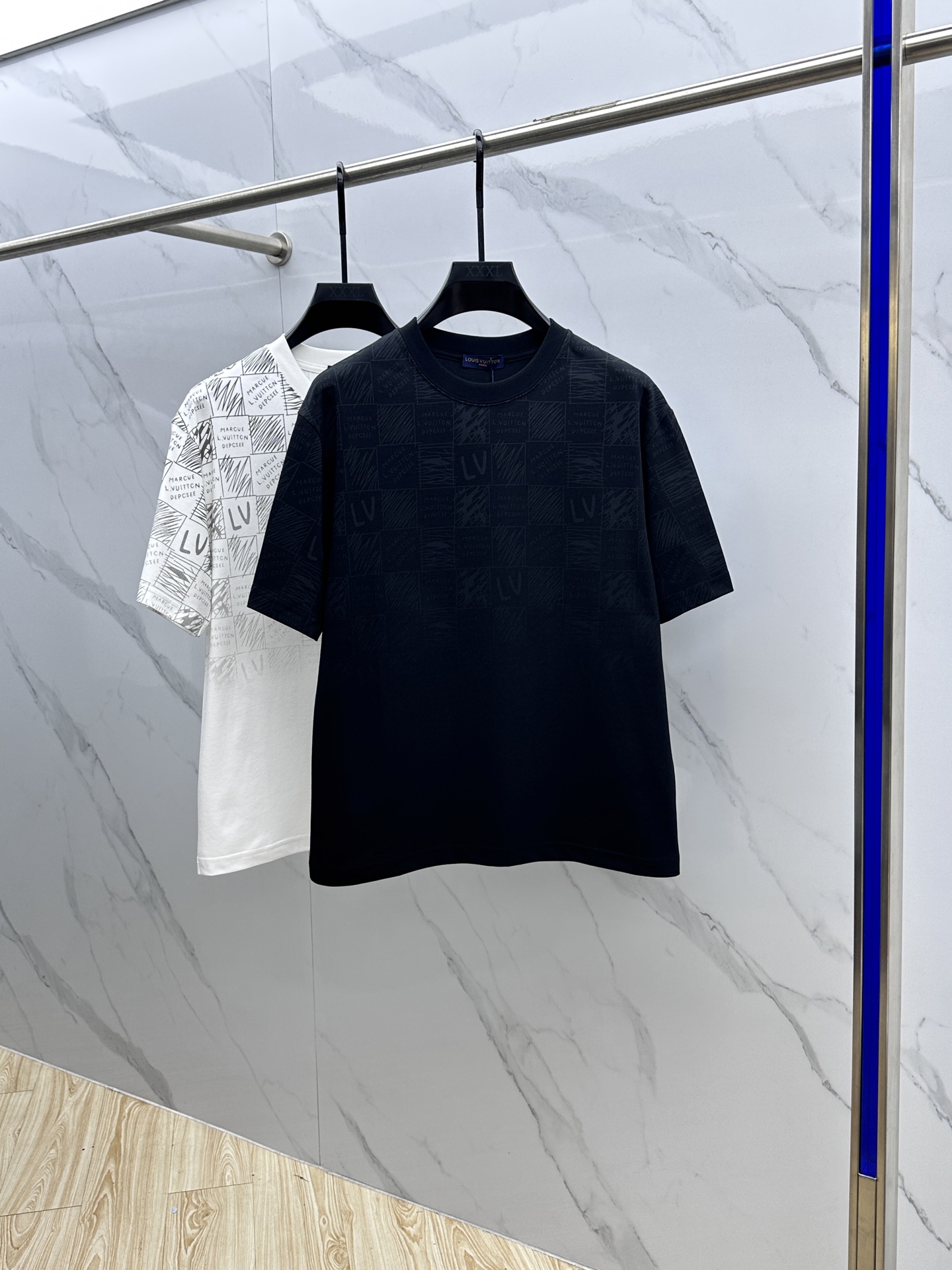 NO:141701,1V*Louis*Deng 2025FW spring and summer new round neck base with T-shirt, three-dimensional logo, micro-contour half-sleeved cotton base, soft and tough. Processing, toughness and wrinkle resistance have been greatly improved. The micro-contour tailoring is very well-placed, printing process, and highly recognizable. A must-have item for single-wearing base. The same model for men and women, xh, code M-XXXL,,louis vuitton,tees, t-shirt, alexander wang198609091V*路易*登 2025FW春夏新品圆领打底外穿T恤,立体感logo微廓形半袖纯棉打底,手感面糯有骨感,柔而有韧性.工艺处理,韧性和抗皱性能得到大幅度提高.微廓形剪裁很到位,印花工艺,辨识度极高.单穿打底必备单品. 男女同款xh 码数M-XXXL,,louis vuitton,tees，t-shirt,alexander wang,Men's clothing