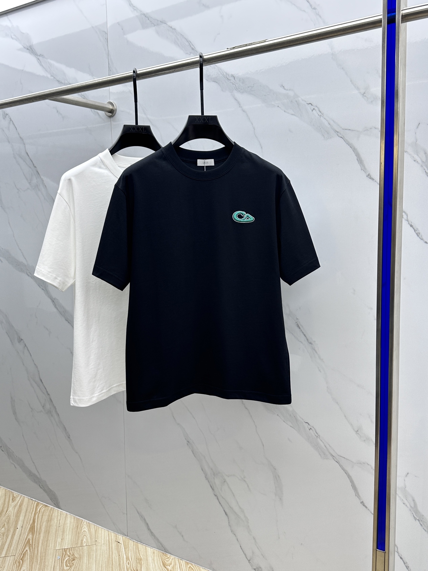 NO:141703,Dior*Dior 2025FW spring and summer new round neck base with T-shirt, three-dimensional logo micro-contour half-sleeved pure cotton base, the feel is glutinous and skinny, soft and tough. The process, toughness and wrinkle resistance have been greatly improved. The micro-contour tailoring is very well-equipped, and the chest logo embroidery process is extremely recognizable. A must-have item for single-wearing base. The same model for men and women xh number M-XXXL,,dior,dior,tees,t-shirt,alexander wang19860909Dior*迪奥 2025FW春夏新品圆领打底外穿T恤,立体感logo微廓形半袖纯棉打底,手感面糯有骨感,柔而有韧性.工艺处理,韧性和抗皱性能得到大幅度提高.微廓形剪裁很到位,胸前logo刺绣工艺,辨识度极高.单穿打底必备单品. 男女同款xh 码数M-XXXL,,dior,dior,tees，t-shirt,alexander wang,Men's clothing