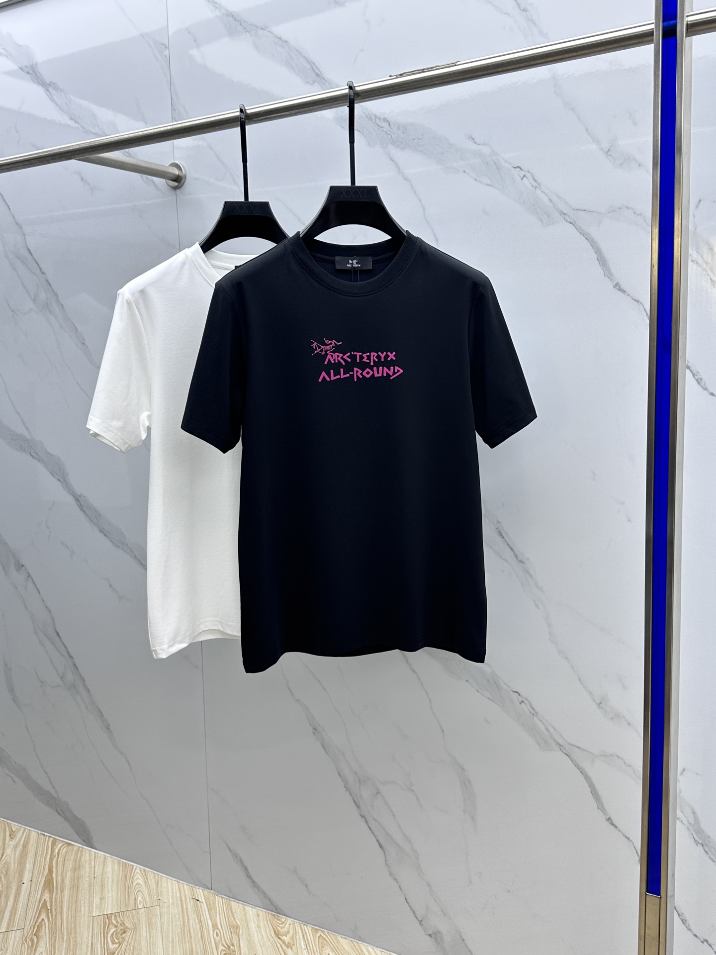 NO:141704,ARC* Archaeopteryx 2025 spring and summer new product is launched in the market for classic round neck short sleeve fashion item design, more fashionable and comfortable, high standard customization, very stylish upper body, chest brand logo Customer-supplied auxiliary materials, customer-supplied imported high-end fabric with very delicate texture, exquisite details and exquisite craftsmanship, extremely shaping item, can be matched with any fashion, super good style Produced by A20 Code M-3XL, arc'teryx, T-shirt, alexander wang19860909ARC*始祖鸟 2025春夏新品上市时尚经典圆领短袖时尚单品设计,更加时尚舒适,高标准定制,上身非常有型,胸前品牌logo 客供辅料,客供进口高档面料质感非常细腻,细节工艺精湛考究,塑造性极高的一款单品,任何时装都可以搭配,版型超级好 A20出品 码数M-3XL,arc'teryx,T-shirt,alexander wang,Men's clothing