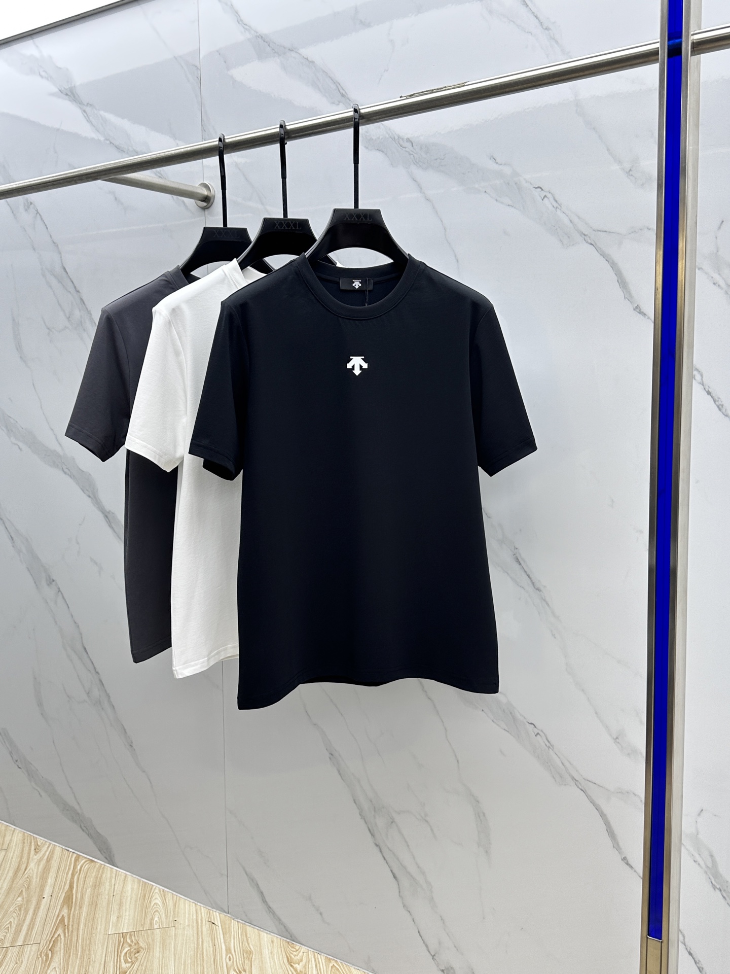 NO:141705,DiSante 2025 spring and summer new products are launched in the market for fashionable classic round neck short-sleeved fashion item design, more fashionable and comfortable, high-standard customization, very stylish upper body, chest brand logo Customer-supplied auxiliary materials, customer-supplied imported high-end fabrics with very delicate texture, exquisite details and exquisite craftsmanship, extremely shaping item, can be matched with any fashion, super good style Produced by A20 Code M-3XL, T-shirt, alexander wang19860909迪桑特 2025春夏新品上市时尚经典圆领短袖时尚单品设计,更加时尚舒适,高标准定制,上身非常有型,胸前品牌logo 客供辅料,客供进口高档面料质感非常细腻,细节工艺精湛考究,塑造性极高的一款单品,任何时装都可以搭配,版型超级好 A20出品 码数M-3XL,,T-shirt,alexander wang,Men's clothing