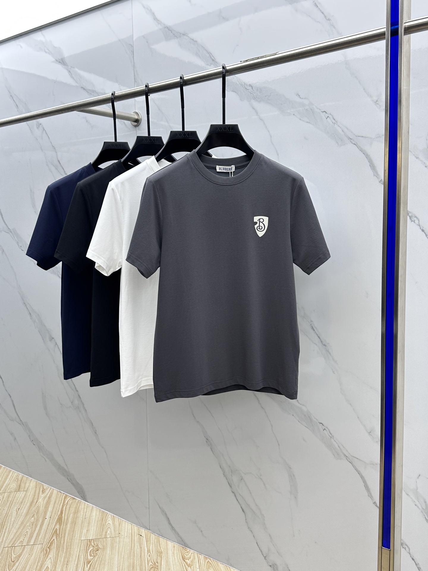 NO:141706,BUR* Burberry 2025 spring and summer new product launches fashionable classic round neck short-sleeved fashion item design, more fashionable and comfortable, high-standard customization, very stylish upper body, chest brand logo Customer-supplied auxiliary materials, customer-supplied imported high-end fabrics with very delicate texture, exquisite details and exquisite craftsmanship, extremely shaping item, can be matched with any fashion, super good style Produced by A20 Number M-3XL,,burberry,burberry,T-shirt,alexander wang19860909BUR*巴宝莉 2025春夏新品上市时尚经典圆领短袖时尚单品设计,更加时尚舒适,高标准定制,上身非常有型,胸前品牌logo 客供辅料,客供进口高档面料质感非常细腻,细节工艺精湛考究,塑造性极高的一款单品,任何时装都可以搭配,版型超级好 A20出品 码数M-3XL,,burberry,burberry,T-shirt,alexander wang,Men's clothing