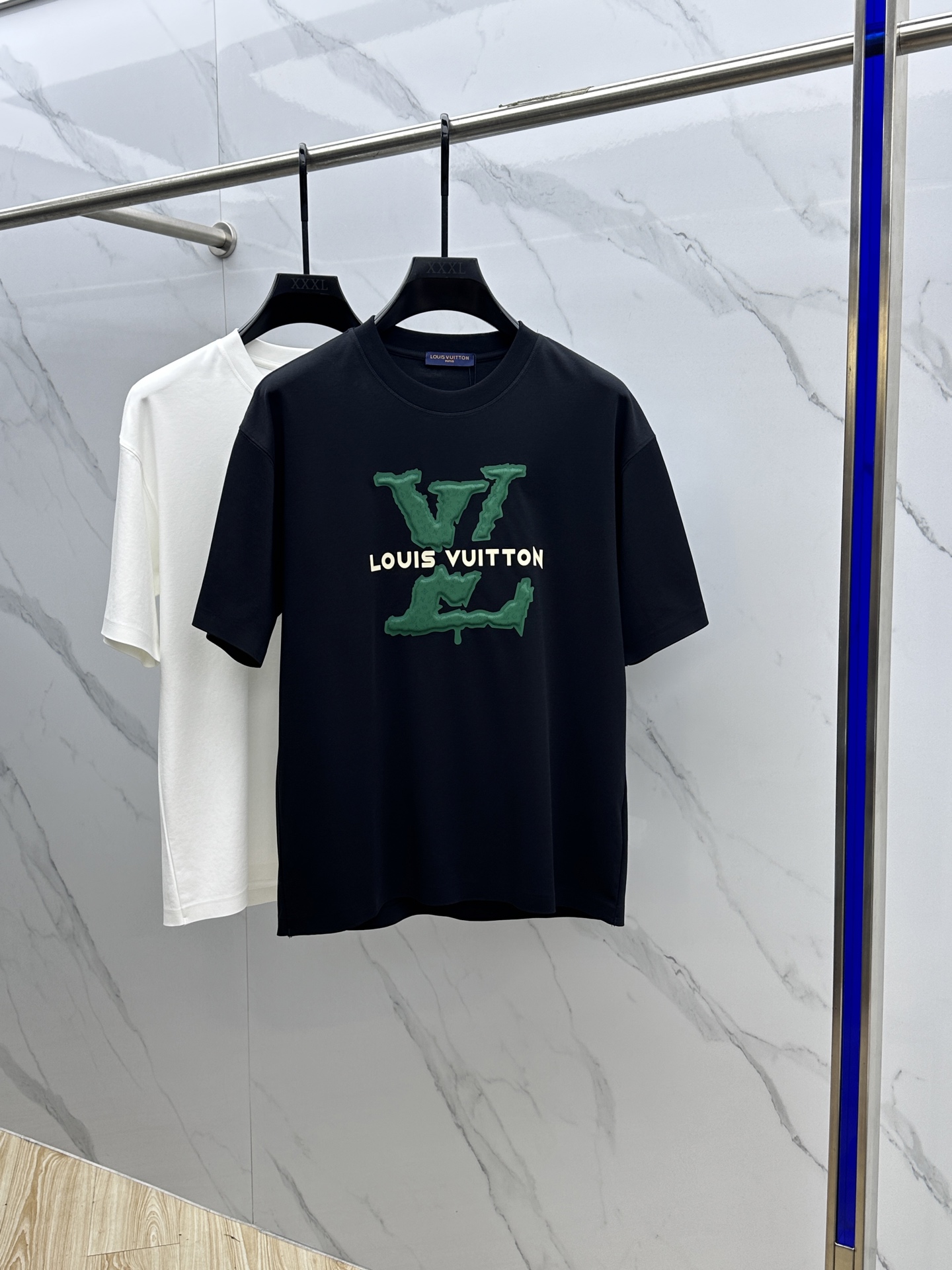 NO:141708,1V*Louis*Deng 2025FW spring and summer new round neck base-outdoor T-shirt, three-dimensional logo conventional half-sleeved cotton base T-shirt, soft and tough. Process processing, toughness and wrinkle resistance have been greatly improved. Cutting is in place, chest logo printing process, seamless process. Very high recognition. Complete three standards, a must-have for single-wear base. Men and women's same AN ​​AN number S-2XL,,louis vuitton,tees, t-shirt, alexander wang198609091V*路易*登 2025FW春夏新品圆领打底外穿T恤,立体感logo常规半袖纯棉打底T恤,柔软而有韧性.工艺处理,韧性和抗皱性能得到大幅度提高.剪裁到位,胸前logo印花工艺,无缝一体工艺.辨识度极高.三标齐全,单穿打底必备单品. 男女同款AN 码数S-2XL,,louis vuitton,tees，t-shirt,alexander wang,Men's clothing