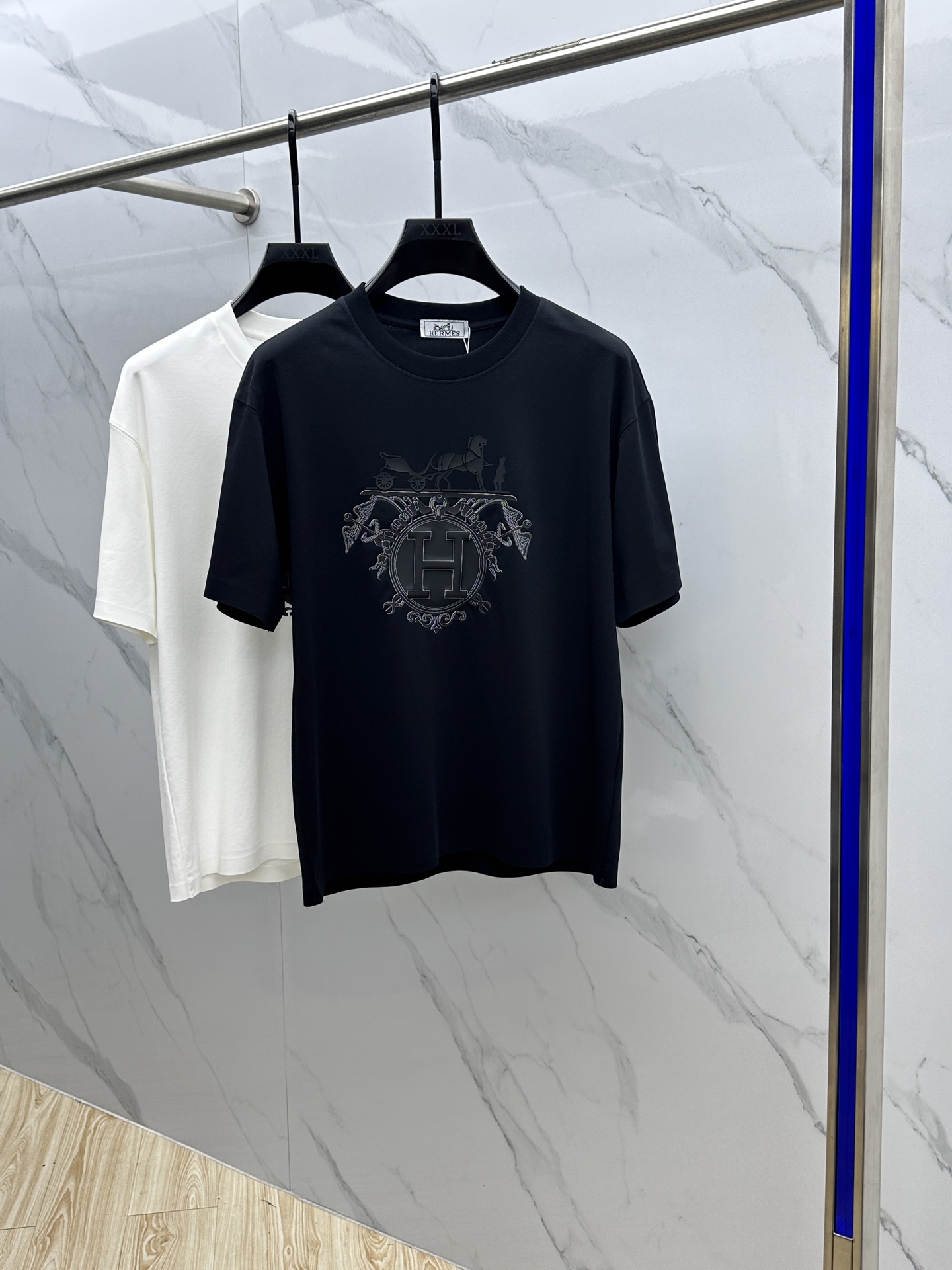 NO:141710,HERMES* Hermes 2025FW spring and summer new round neck base-fitting T-shirt, three-dimensional logo conventional half-sleeved cotton base T-shirt, soft and tough. Process processing, toughness and wrinkle resistance have been greatly improved. Cutting is in place, chest logo printing process, seamless process. Very high recognition. Complete three standards, single-wear base must-have items. Men and women's same AN ​​AN number S-2XL,, hermes, hermes, tees, t-shirt, alexander wang19860909HERMES*爱马仕 2025FW春夏新品圆领打底外穿T恤,立体感logo常规半袖纯棉打底T恤,柔软而有韧性.工艺处理,韧性和抗皱性能得到大幅度提高.剪裁到位,胸前logo印花工艺,无缝一体工艺.辨识度极高.三标齐全,单穿打底必备单品. 男女同款AN 码数S-2XL,,hermes,hermes,tees，t-shirt,alexander wang,Men's clothing