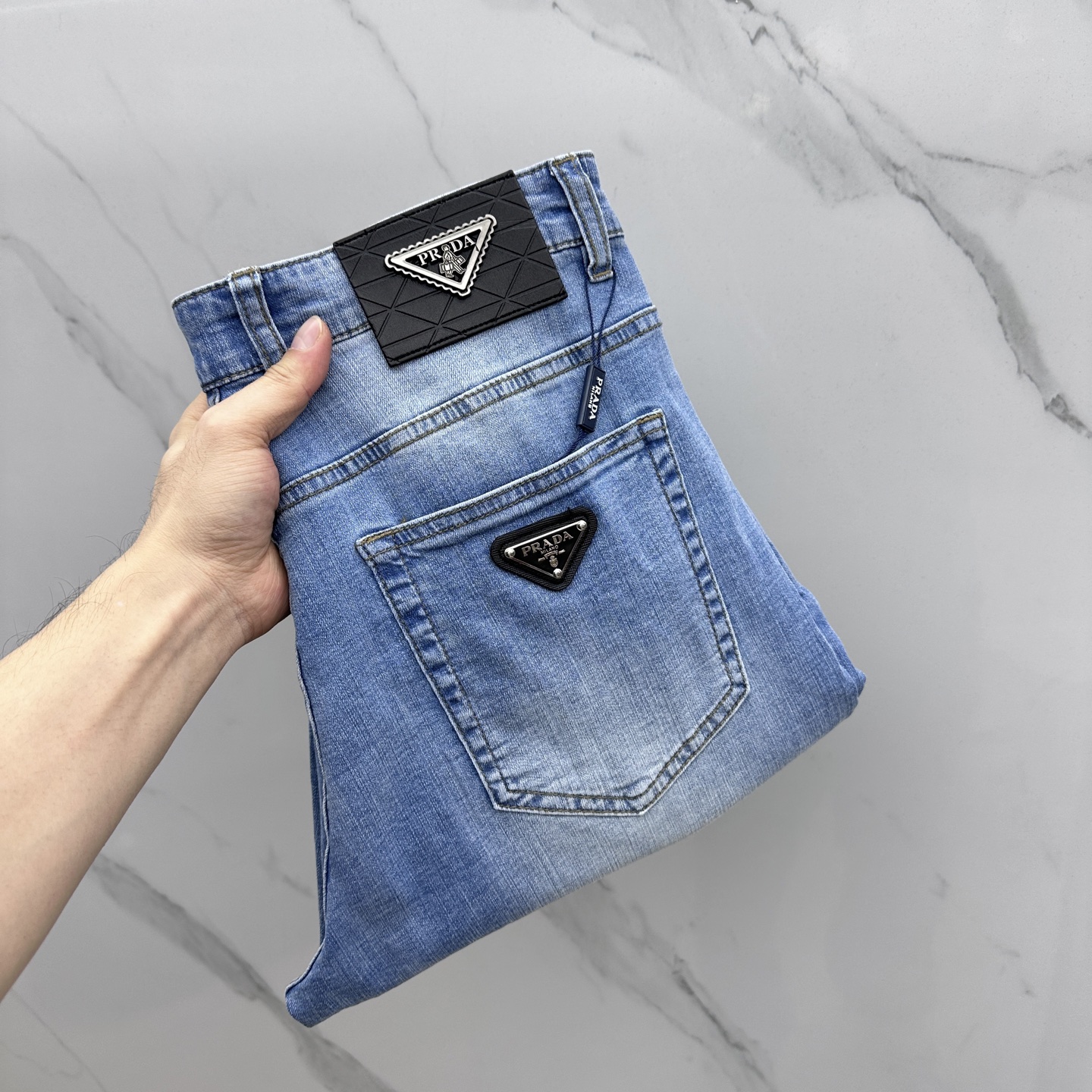 NO:141702,Prad*Prada High-end customization, the latest jeans in early spring 2025 are released simultaneously on the counter. Original custom reproduction. Customer-supplied hardware and accessories. Original quality. Straight wide-leg style. Imported denim fabric pure cotton. Heavy industry washing. Fine workmanship and excellent upper body!  Preferred single product AX original single product Number of codes: 30-4037.39,,prada,prada,jeans,alexander wang19860909Prad*普拉达 高端定制、2025早春最新款牛仔裤 柜台同步发售 原版定制复刻 客供五金辅料 原单品质 直筒阔腿版型 进口牛仔面料纯棉 重工洗水 做工走线精细 上身绝佳！优选单品 AX原单出品 码数: 30-4037.39,,prada,prada,jeans,alexander wang,Men's clothing