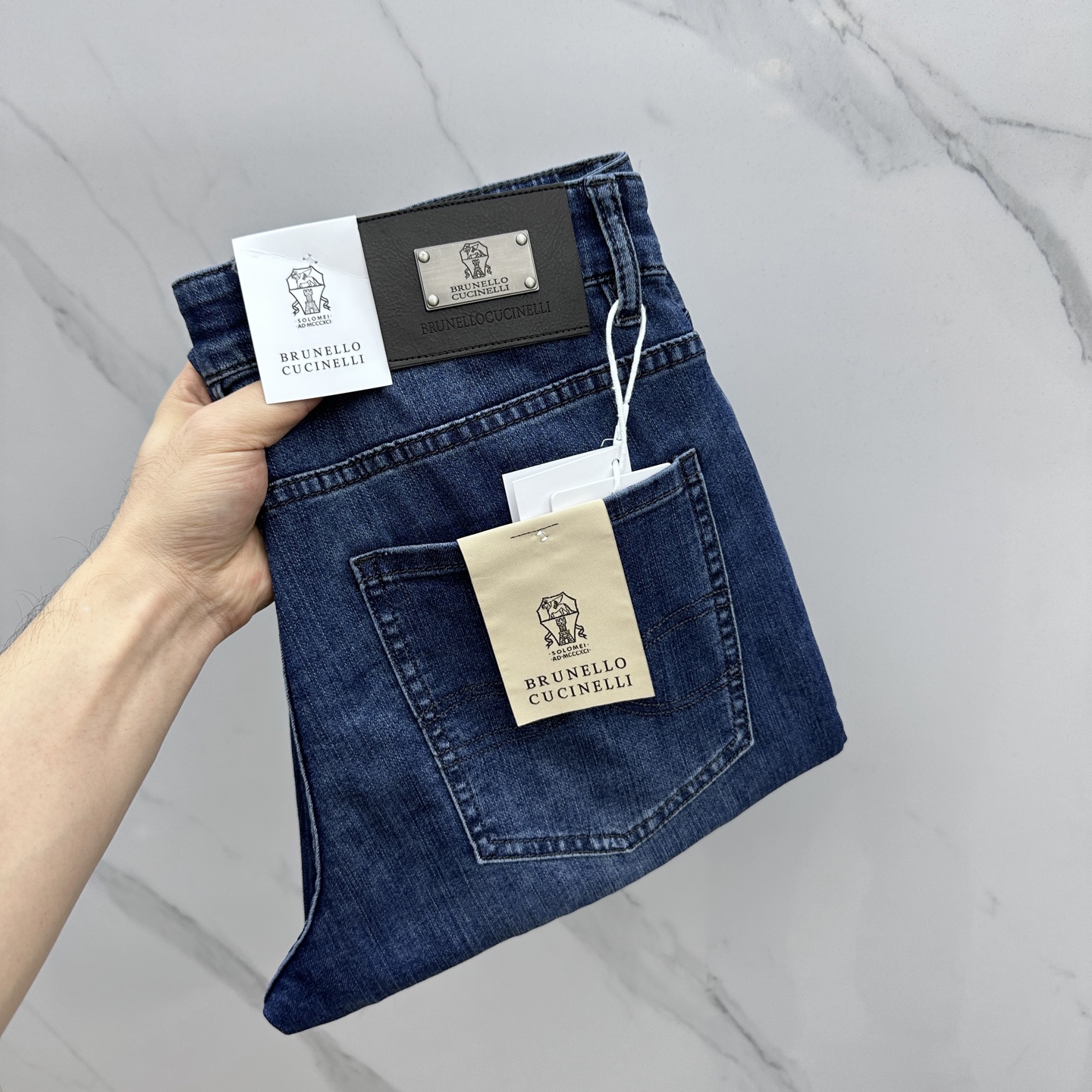 NO:141690,BC high-end customization, the latest jeans in early spring 2025 are released simultaneously on the counter. Original customization reproduction. Customer-supplied hardware and accessories. Original single quality. Straight-mounted version. Imported denim fabric pure cotton. Heavy industry washing. Fine workmanship and excellent upper body!  Preferred single product AX original single product Number of codes: 30-4037.39, jeans, alexander wang19860909BC 高端定制、2025早春最新款牛仔裤 柜台同步发售 原版定制复刻 客供五金辅料 原单品质 直筒版型 进口牛仔面料纯棉 重工洗水 做工走线精细 上身绝佳！优选单品 AX原单出品 码数: 30-4037.39,,jeans,alexander wang,Men's clothing