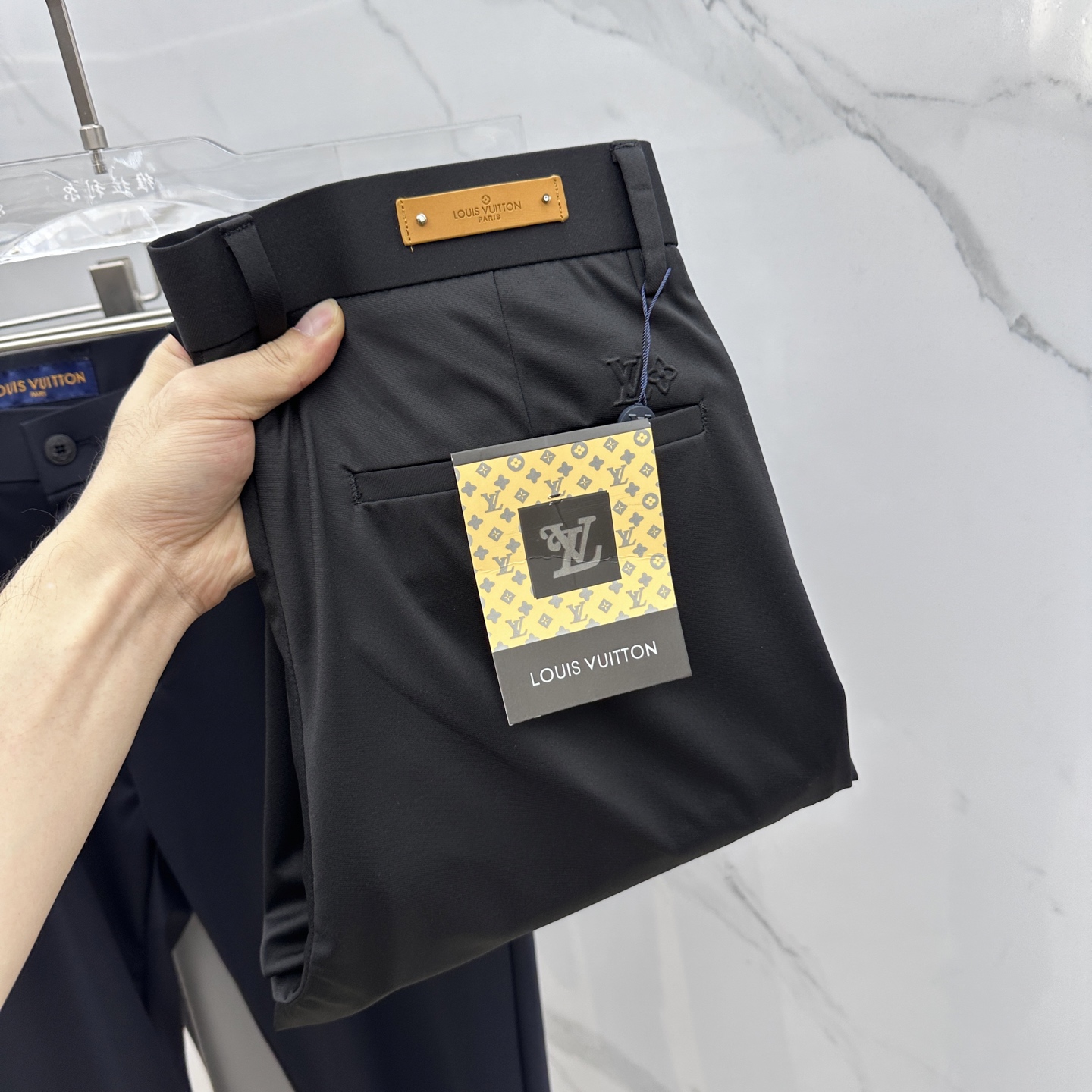 NO:141692,1V* Louis Vuitton 2025 spring and summer new casual trousers, simultaneously released on the official website, trouser body craft design, imported customer-supplied auxiliary materials, fabric customization, and OEM products are free of inspection!  Every detail is the ultimate, the original hardware accessories are trendy and stylish, and they are a must-have item for trendy people!  Original production of Ax!  Number of codes 29-40 has 35 no 37. 39, louis vuitton,alexander wang198609091V*路易威登 2025春夏新品休闲裤西裤,官网同步发售,裤身工艺设计,进口客供辅料、面料定制,代工厂出品免检！每个细节做到极致,原版五金配件,潮范十足、上身有型帅气,潮人必备单品！ Ax原单出品！ 码数29-40有35无37. 39,,louis vuitton,alexander wang,Men's clothing