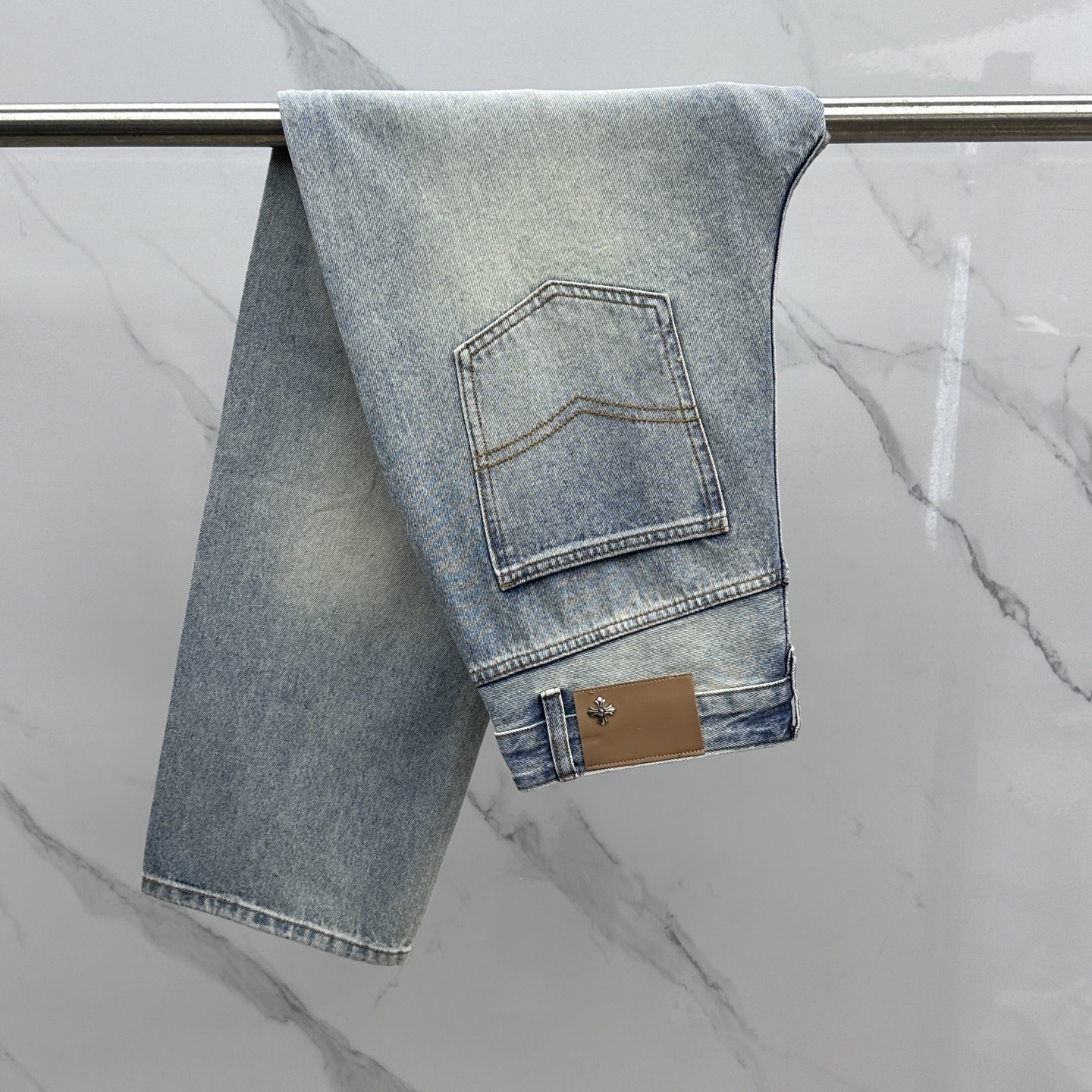 NO:471009,CH* Crowxin high-end customization, the latest wide-leg straight-leg jeans in early spring 2025, are sold simultaneously at the counter, imported color fixing fabric, original custom reproduction, customer-supplied hardware and auxiliary materials, original quality, heavy industry washing, fine workmanship and excellent upper body!  Preferred items must be kept by yourself Recommended index Production of ADW Number of codes 30-38 None 35.37, Chrome hearts, jeans, alexander wang19860909CH*克罗心高端定制、2025早春最新款阔腿直筒牛仔裤 柜台同步发售 进口固色面料 原版定制复刻 客供五金辅料 原单品质 重工洗水 做工走线精细 上身绝佳！优选单品 必须自留 推荐指数 ADW出品 码数30-38无35.37,,chrome hearts,jeans,alexander wang,Men's clothing