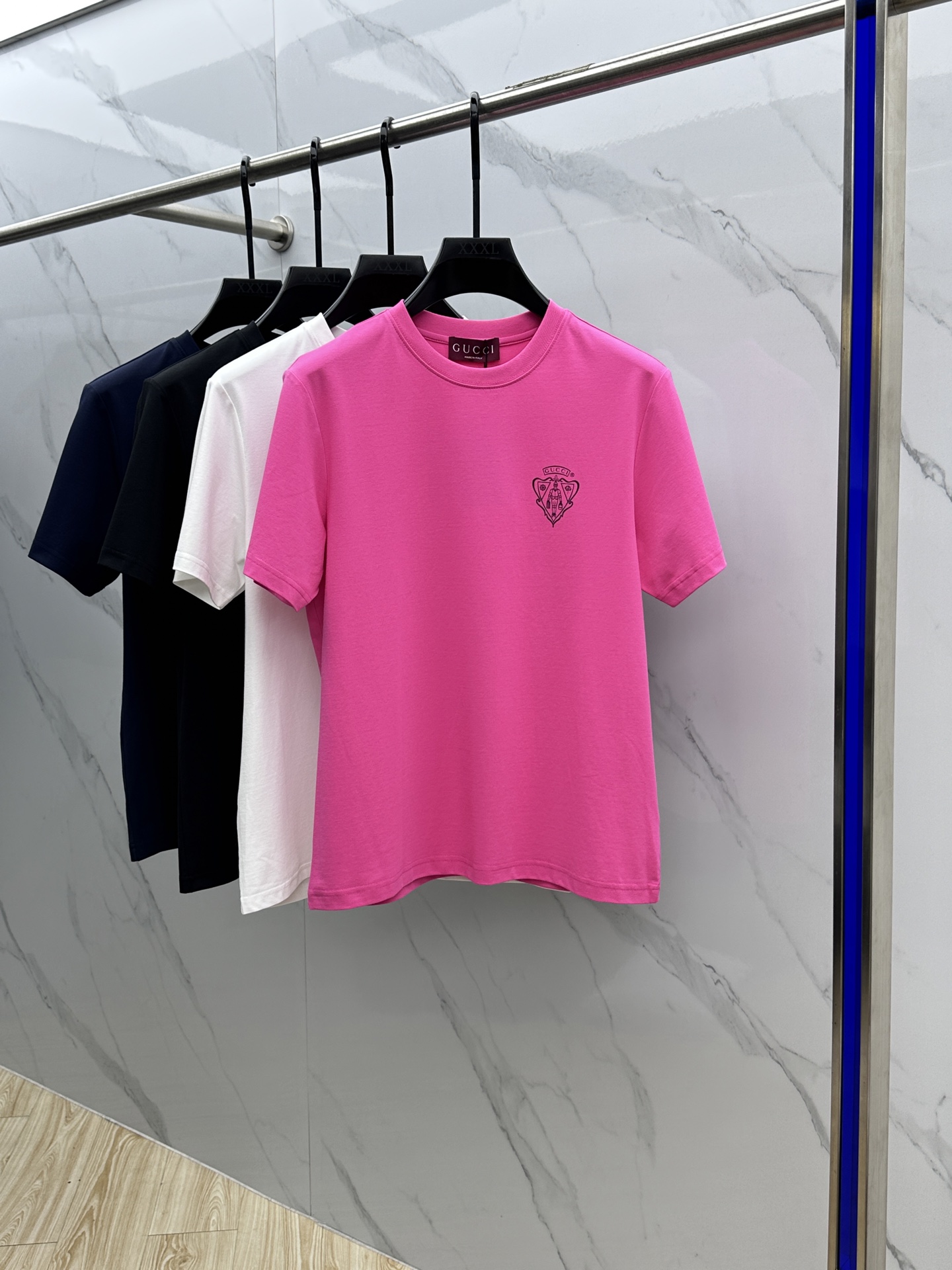 NO:415590,Guc* Gucci 2025 spring and summer new product is launched in the market for classic round neck short sleeve fashion item design, more fashionable and comfortable, high-standard customization, very stylish upper body, chest brand logo Customer-supplied auxiliary materials, customer-supplied imported high-end fabrics with very delicate texture, exquisite details and exquisite craftsmanship, extremely shaping item, can be matched with any fashion, super good style Produced by A20 Code M-3XL,,gucci,gucci,T-shirt,alexander wang19860909Guc*古驰 2025春夏新品上市时尚经典圆领短袖时尚单品设计,更加时尚舒适,高标准定制,上身非常有型,胸前品牌logo 客供辅料,客供进口高档面料质感非常细腻,细节工艺精湛考究,塑造性极高的一款单品,任何时装都可以搭配,版型超级好 A20出品 码数M-3XL,,gucci,gucci,T-shirt,alexander wang,Men's clothing