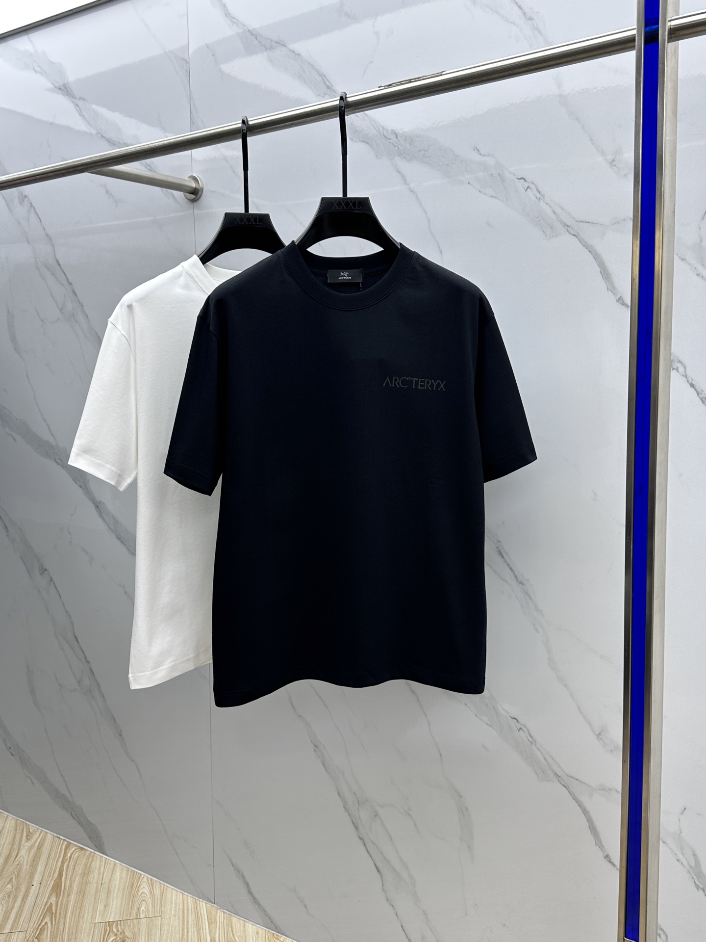 NO:464769,ARC*Architecture Bird 2025FW spring and summer new round neck bottoming T-shirt, three-dimensional logo, micro-contour half-sleeved cotton base, glutinous and skinny, soft and tough. Processing, toughness and wrinkle resistance have been greatly improved. The micro-contour tailoring is very well-equipped, and the three-dimensional printing process on the chest logo is extremely recognizable. A must-have item for single-wearing base. The same model for men and women xh number M-XXXL, arc'teryx,tees, t-shirt,alexander wang19860909ARC*始祖鸟 2025FW春夏新品圆领打底外穿T恤,立体感logo微廓形半袖纯棉打底,手感面糯有骨感,柔而有韧性.工艺处理,韧性和抗皱性能得到大幅度提高.微廓形剪裁很到位,胸前logo立体印花工艺,辨识度极高.单穿打底必备单品. 男女同款xh 码数M-XXXL,arc'teryx,tees，t-shirt,alexander wang,Men's clothing