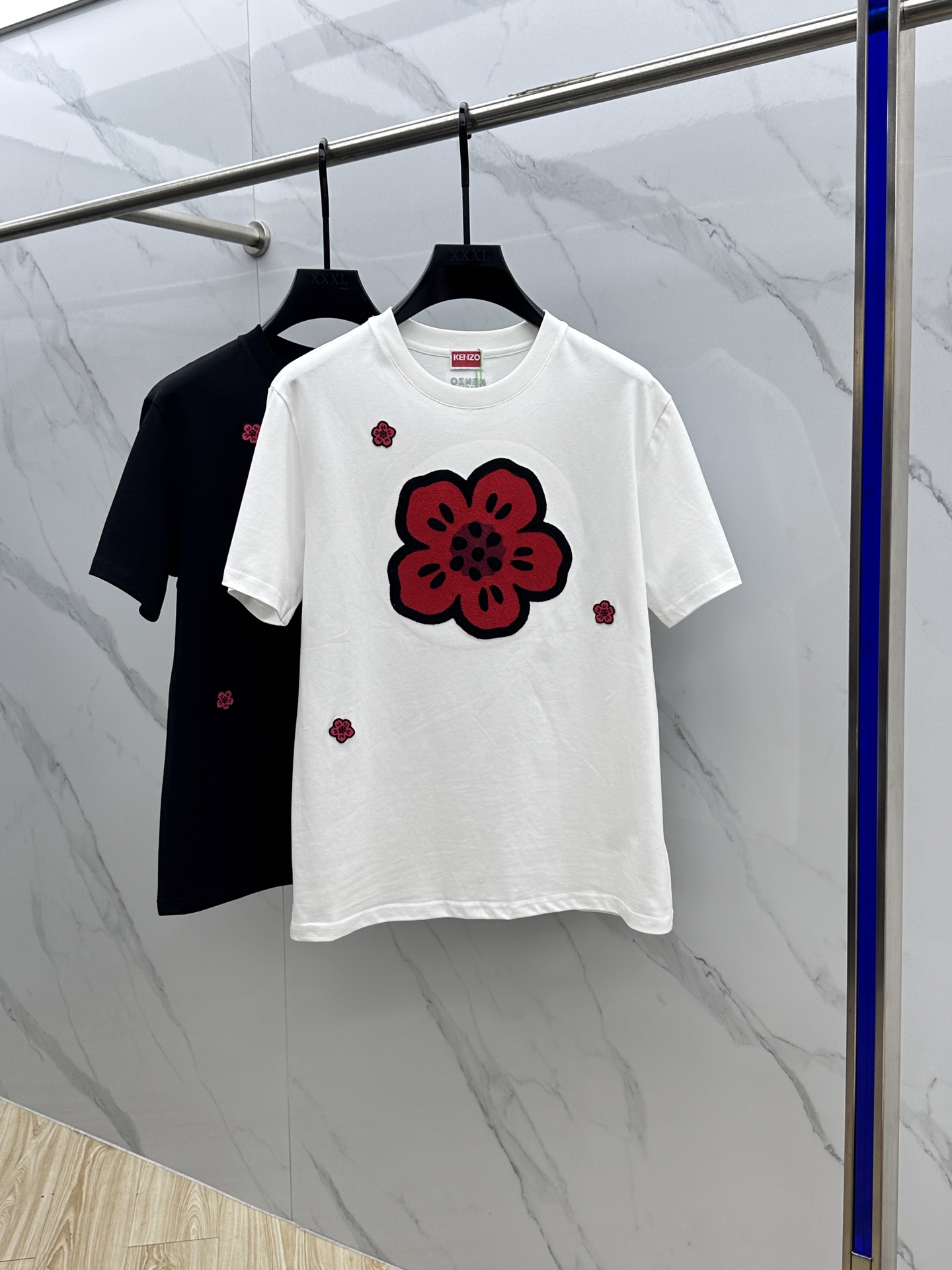 NO:451621,Kenzo* 2025FW spring and summer new round neck base-fitting T-shirt, three-dimensional logo pure cotton half-sleeved active pure cotton, soft and tough. Processing, toughness and wrinkle resistance have been greatly improved. The tailoring is very good, the chest logo embroidery process is extremely recognizable. The three-standard logo is complete, and the single-sleeved base must be used. The same model for men and women, the same size m-3XL, tees, t-shirt, alexander wang19860909Kenzo* 2025FW春夏新品圆领打底外穿T恤,立体感logo纯棉半袖 活性纯棉,手感面糯有骨感,柔而有韧性.工艺处理,韧性和抗皱性能得到大幅度提高.剪裁很到位,胸前logo绣标工艺,辨识度极高.三标齐全,单穿打底必备单品. 男女同款hei 码数m-3XL,,tees，t-shirt,alexander wang,Men's clothing