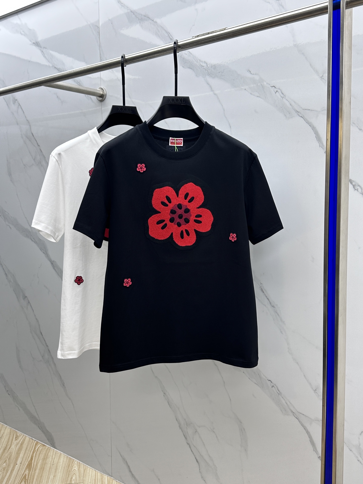 NO:149927,Kenzo* 2025FW spring and summer new round neck base-fitting T-shirt, three-dimensional logo pure cotton half-sleeved active pure cotton, soft and tough. Processing, toughness and wrinkle resistance have been greatly improved. The tailoring is very good, the chest logo embroidery process is extremely recognizable. The three-standard logo is complete, and the single-sleeved base must be used. The same model for men and women, the same size m-3XL, tees, t-shirt, alexander wang19860909Kenzo* 2025FW春夏新品圆领打底外穿T恤,立体感logo纯棉半袖 活性纯棉,手感面糯有骨感,柔而有韧性.工艺处理,韧性和抗皱性能得到大幅度提高.剪裁很到位,胸前logo绣标工艺,辨识度极高.三标齐全,单穿打底必备单品. 男女同款hei 码数m-3XL,,tees，t-shirt,alexander wang,Men's clothing