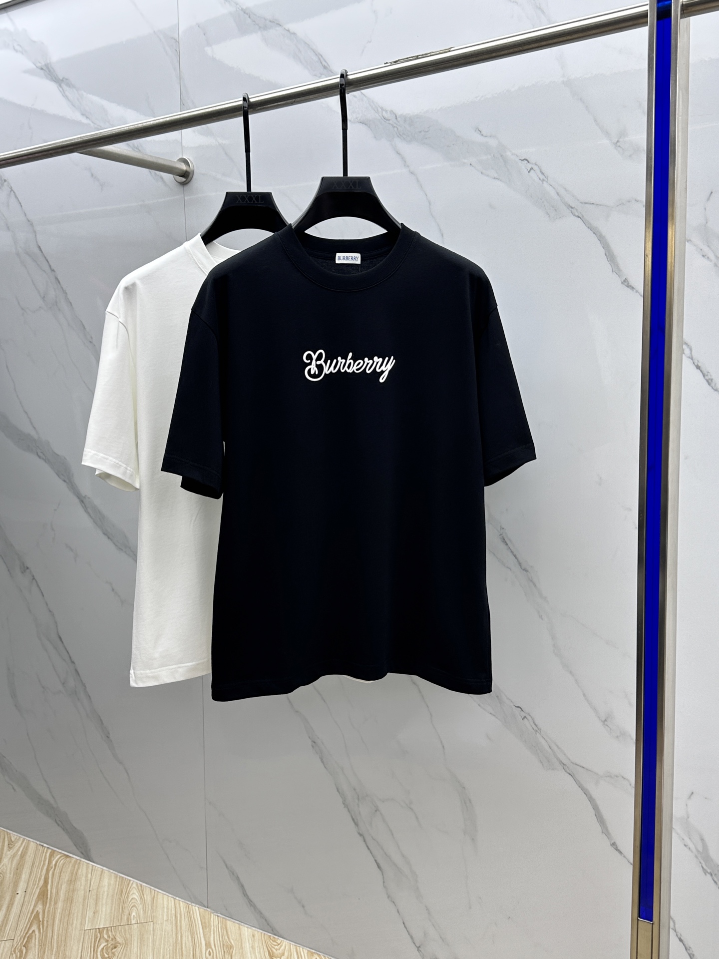 NO:155698,Burberry* Burberry 2025FW spring and summer new round neck bottoming T-shirt, three-dimensional logo, micro-contour half-sleeved cotton base, soft and tough. The process, toughness and wrinkle resistance have been greatly improved. The micro-contour tailoring is very well-equipped, and the chest logo has a high recognition. A must-have item for single-wearing base. The same model for men and women, xh, digits, M-XXXL,, burberry, burberry, tees, t-shirt, alexander wang19860909Burberry*巴宝莉 2025FW春夏新品圆领打底外穿T恤,立体感logo微廓形半袖纯棉打底,手感面糯有骨感,柔而有韧性.工艺处理,韧性和抗皱性能得到大幅度提高.微廓形剪裁很到位,胸前logo立体印花工艺,辨识度极高.单穿打底必备单品. 男女同款xh 码数M-XXXL,,burberry,burberry,tees，t-shirt,alexander wang,Men's clothing