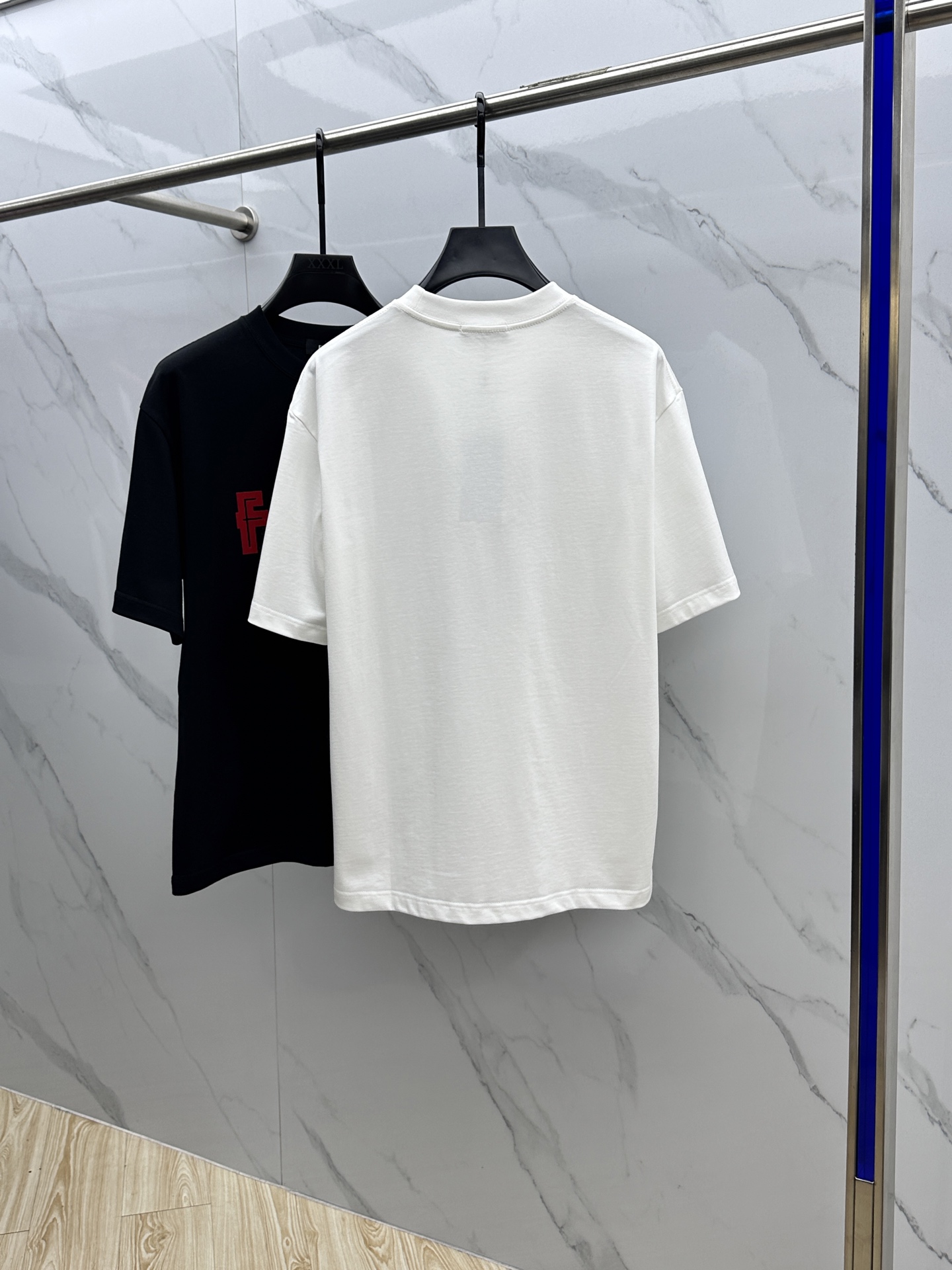  🆕Fendi*芬迪 2025FW春夏新品圆领打底外穿T恤，立体感logo微廓形半袖纯棉打底，手感面糯有