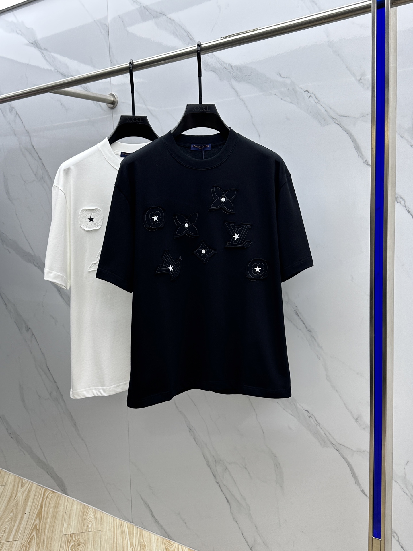 NO:155703,1V* Louis Vuitton 2025FW spring and summer new round neck base with T-shirt, three-dimensional logo with a micro-contour half-sleeved cotton base, the feel is glutinous and skinny, soft and tough. The process, toughness and wrinkle resistance have been greatly improved. The micro-contour tailoring is very well-equipped, and the chest logo has a three-dimensional embroidery process, which is extremely recognizable. A must-have item for single-wearing base. The same model for men and women xh number M-XXXL,,louis vuitton,tees, t-shirt, alexander wang198609091V*路易威登 2025FW春夏新品圆领打底外穿T恤,立体感logo微廓形半袖纯棉打底,手感面糯有骨感,柔而有韧性.工艺处理,韧性和抗皱性能得到大幅度提高.微廓形剪裁很到位,胸前logo立体贴布刺绣工艺,辨识度极高.单穿打底必备单品. 男女同款xh 码数M-XXXL,,louis vuitton,tees，t-shirt,alexander wang,Men's clothing