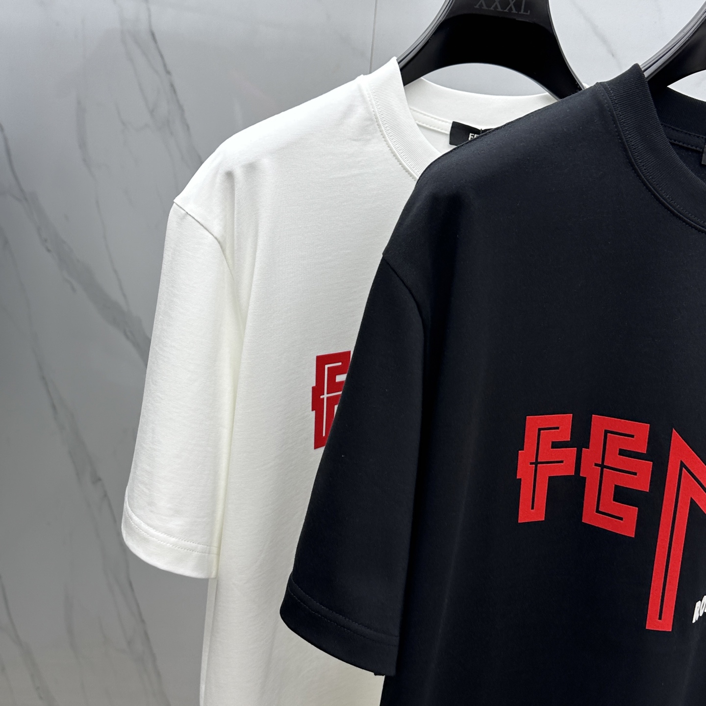  🆕Fendi*芬迪 2025FW春夏新品圆领打底外穿T恤，立体感logo微廓形半袖纯棉打底，手感面糯有