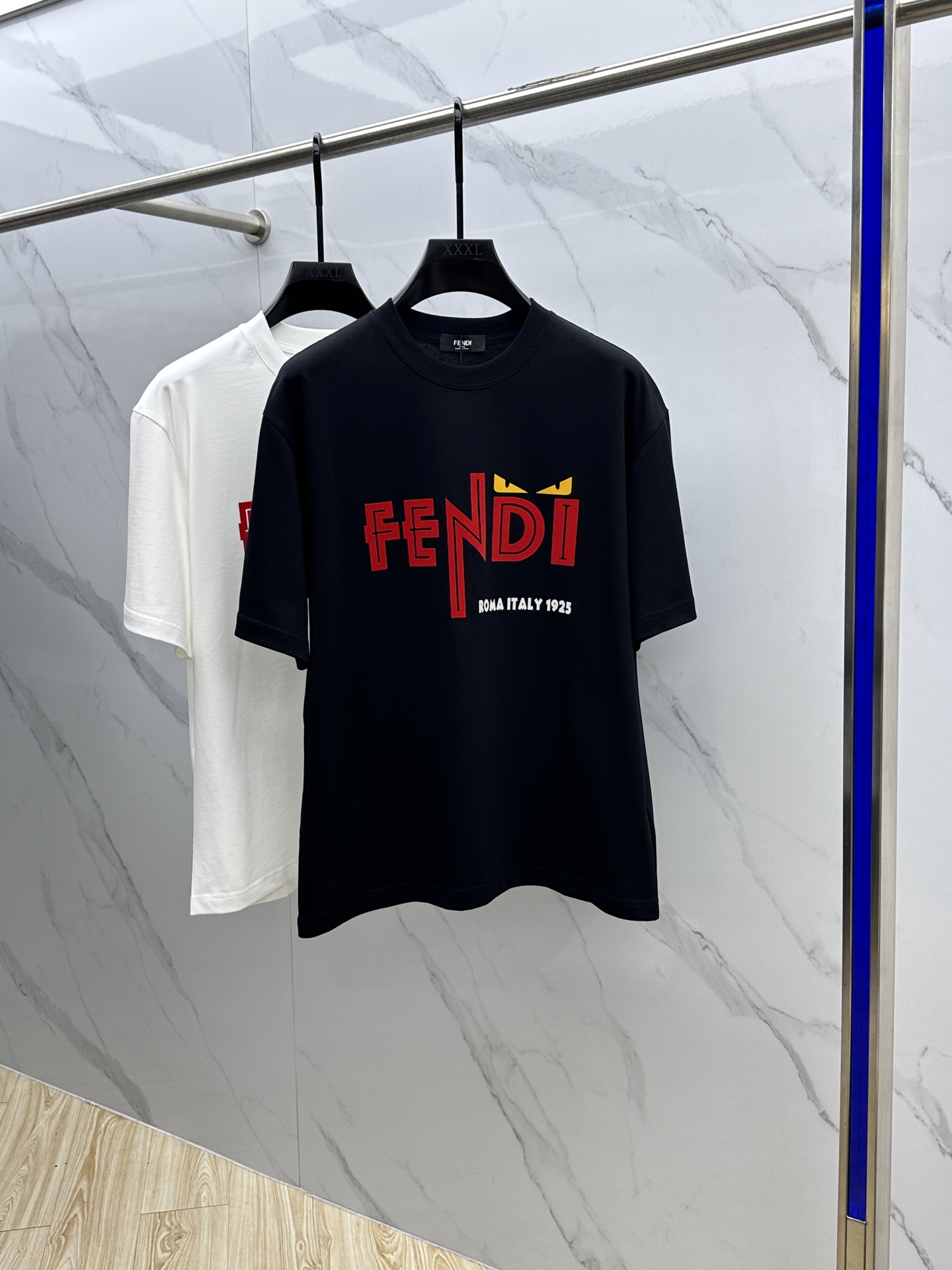 NO:419231,Fendi*Fendi 2025FW spring and summer new round neck bottoming T-shirt, three-dimensional logo, micro-contour half-sleeved cotton base, the feel is glutinous and skinny, soft and tough. The process, toughness and wrinkle resistance have been greatly improved. The micro-contour tailoring is very well-equipped, and the three-dimensional printing process on the chest logo is extremely recognizable. A must-have item for single-wearing base. The same model for men and women, xh, code M-XXXL,,fendi,fendi,tees, t-shirt,alexander wang19860909Fendi*芬迪 2025FW春夏新品圆领打底外穿T恤,立体感logo微廓形半袖纯棉打底,手感面糯有骨感,柔而有韧性.工艺处理,韧性和抗皱性能得到大幅度提高.微廓形剪裁很到位,胸前logo立体印花工艺,辨识度极高.单穿打底必备单品. 男女同款xh 码数M-XXXL,,fendi,fendi,tees，t-shirt,alexander wang,Men's clothing